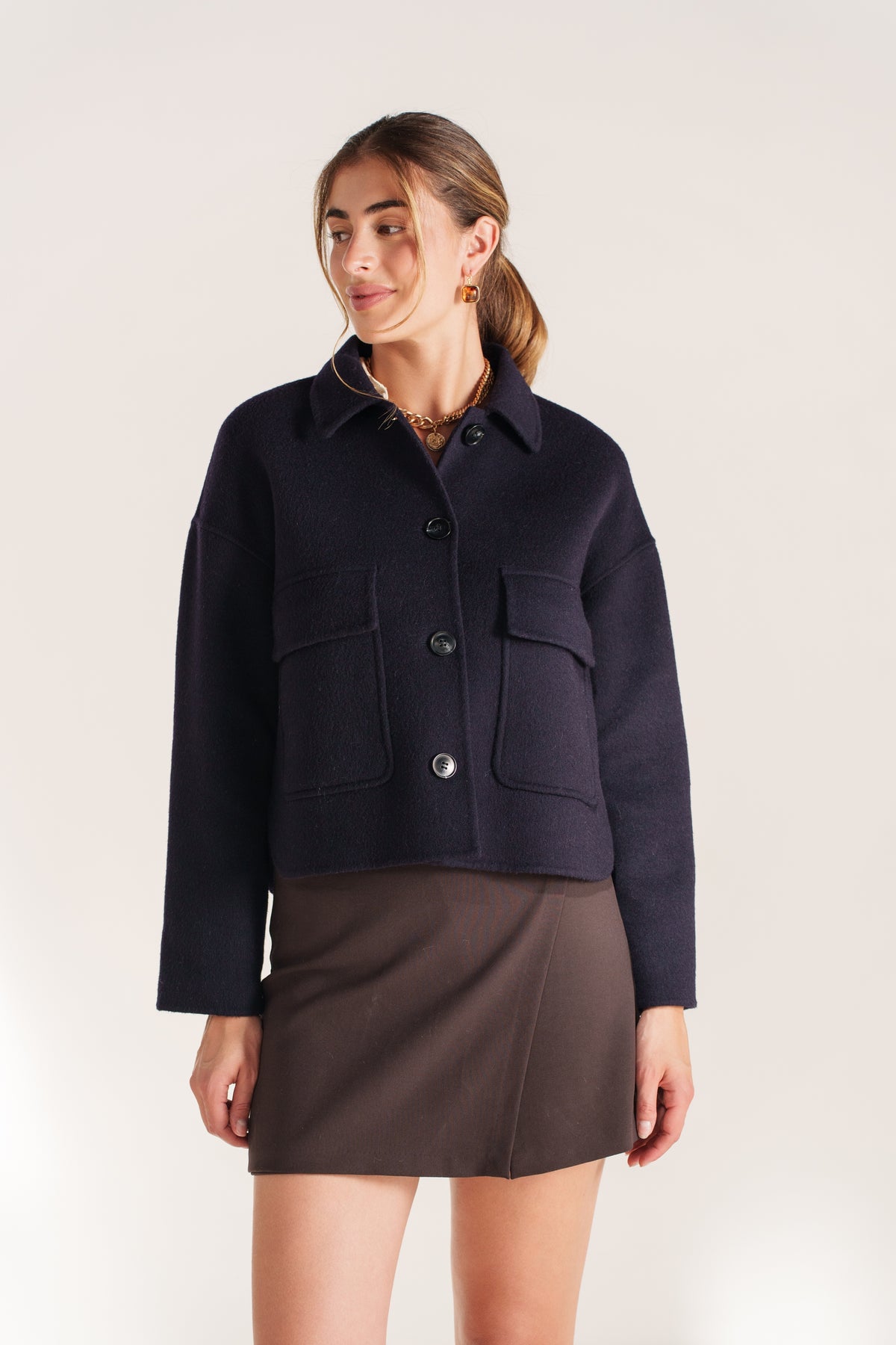 Veste courte marine pour femme à col chemise avec poches plaquées et fermeture boutonnée – Escandelle-devant zoom
#couleur_marine