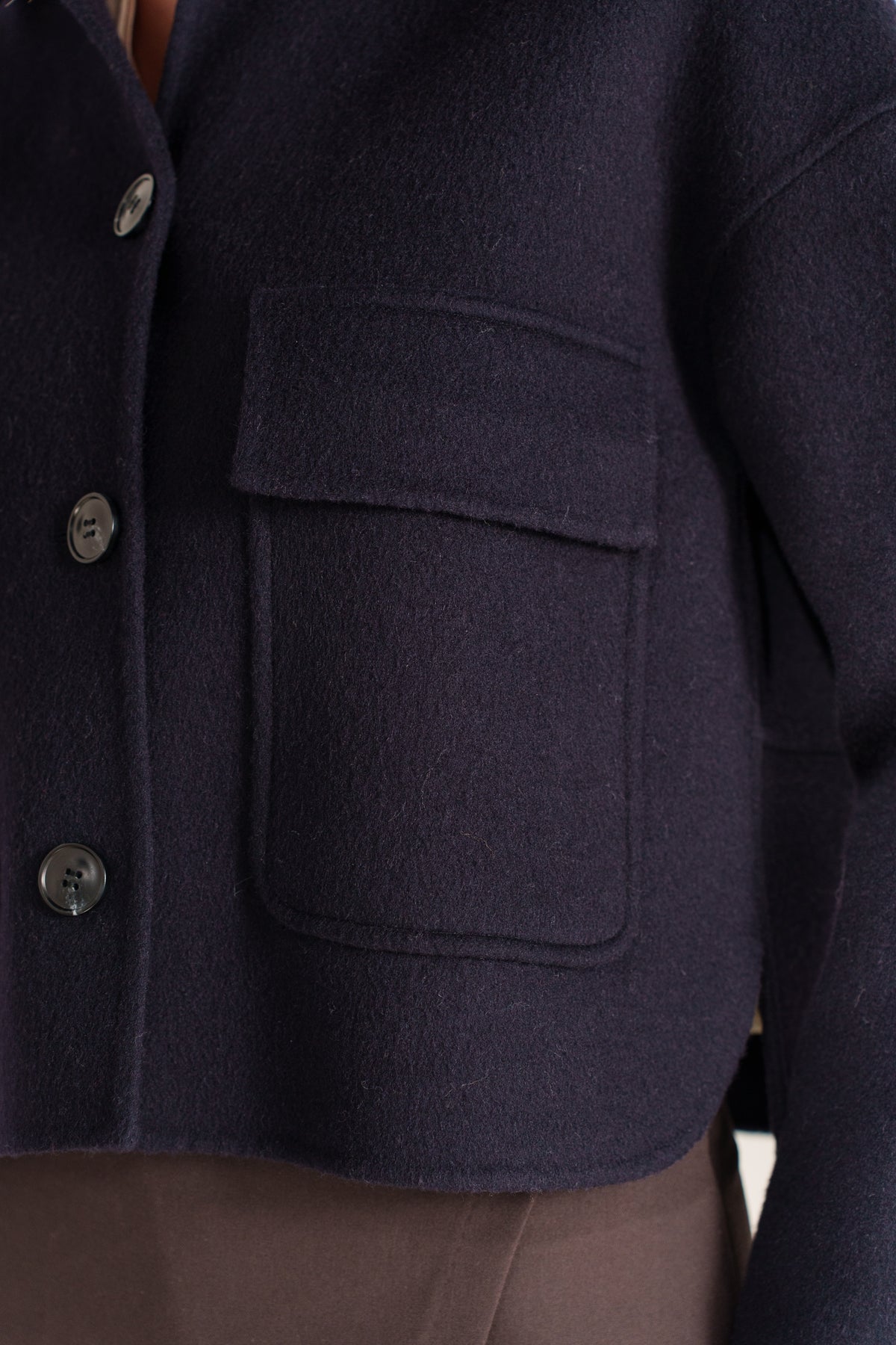 Veste courte marine pour femme à col chemise avec poches plaquées et fermeture boutonnée – Escandelle-zoom
#couleur_marine