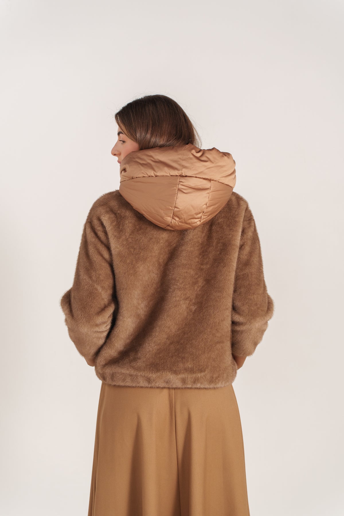 ELEONORE blouson court fausse fourrure capuche zippé taupe femme - Escandelle Paris (dos)
#couleur_taupe