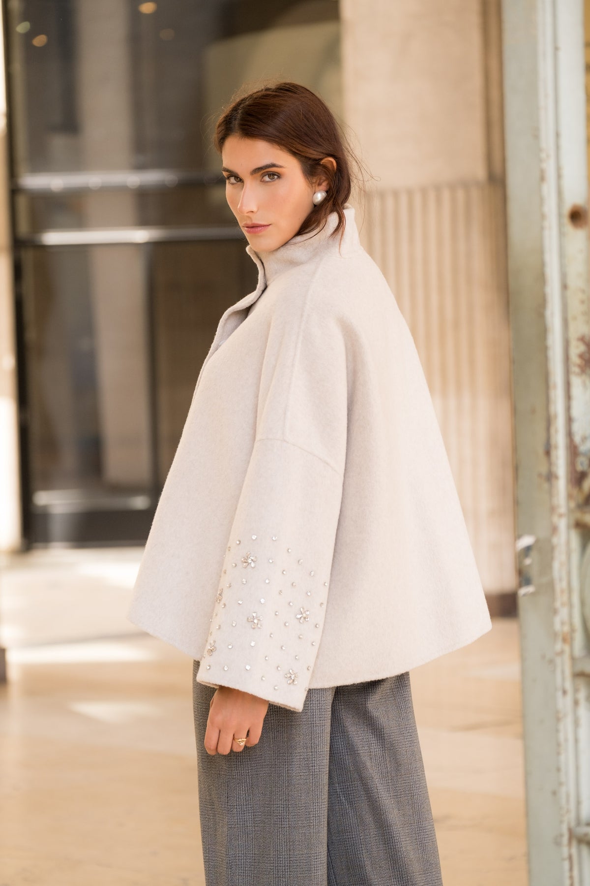 FLAVIE veste courte laine manches 3/4 brodées perles beige femme - Escandelle Paris (profil droit)
#couleur_beige