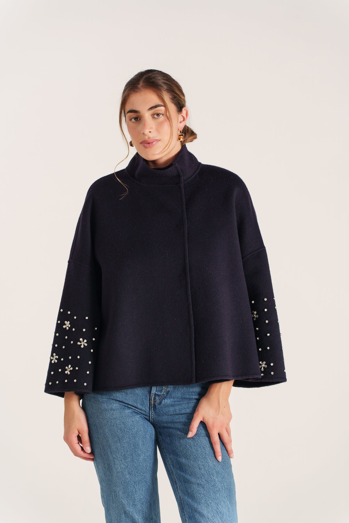 FLAVIE veste courte laine manches 3/4 brodées perles marine femme - Escandelle Paris (portrait lifestyle)
#couleur_marine