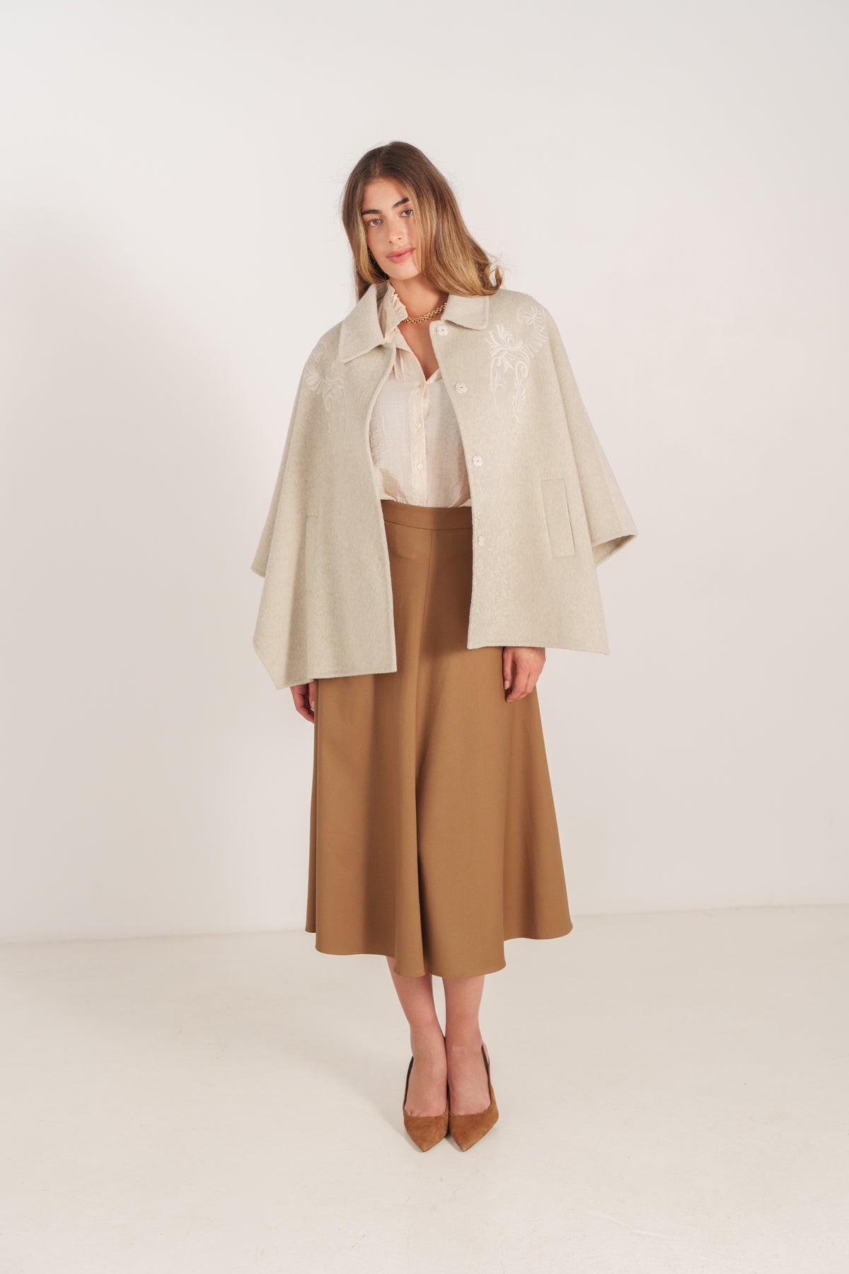 Cape beige pour femme avec broderies ton sur ton et fermeture boutonnée – Escandelle- devant
#couleur_beige