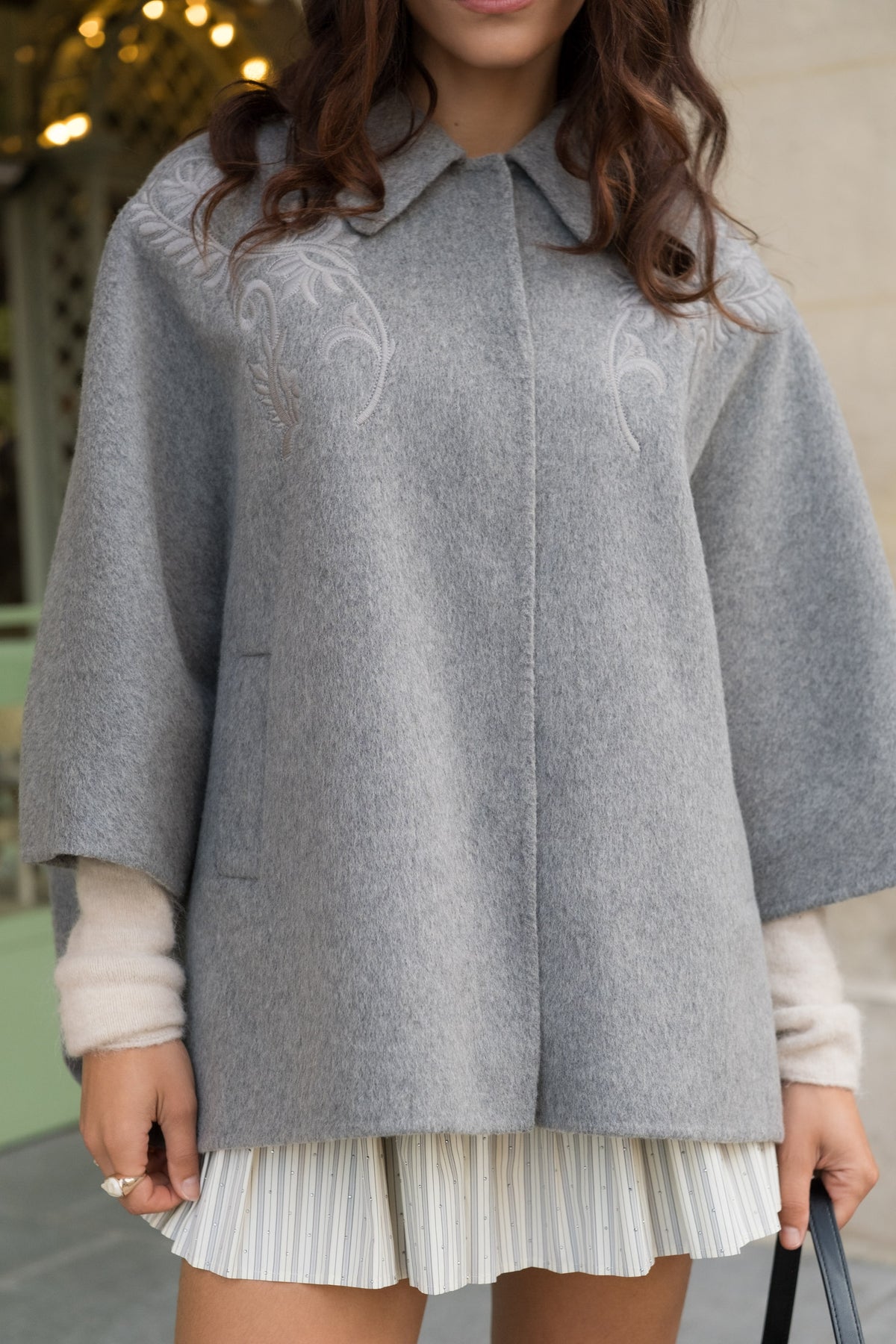 Cape grise pour femme avec broderies ton sur ton et fermeture boutonnée – Escandelle- devant zoom
#couleur_gris