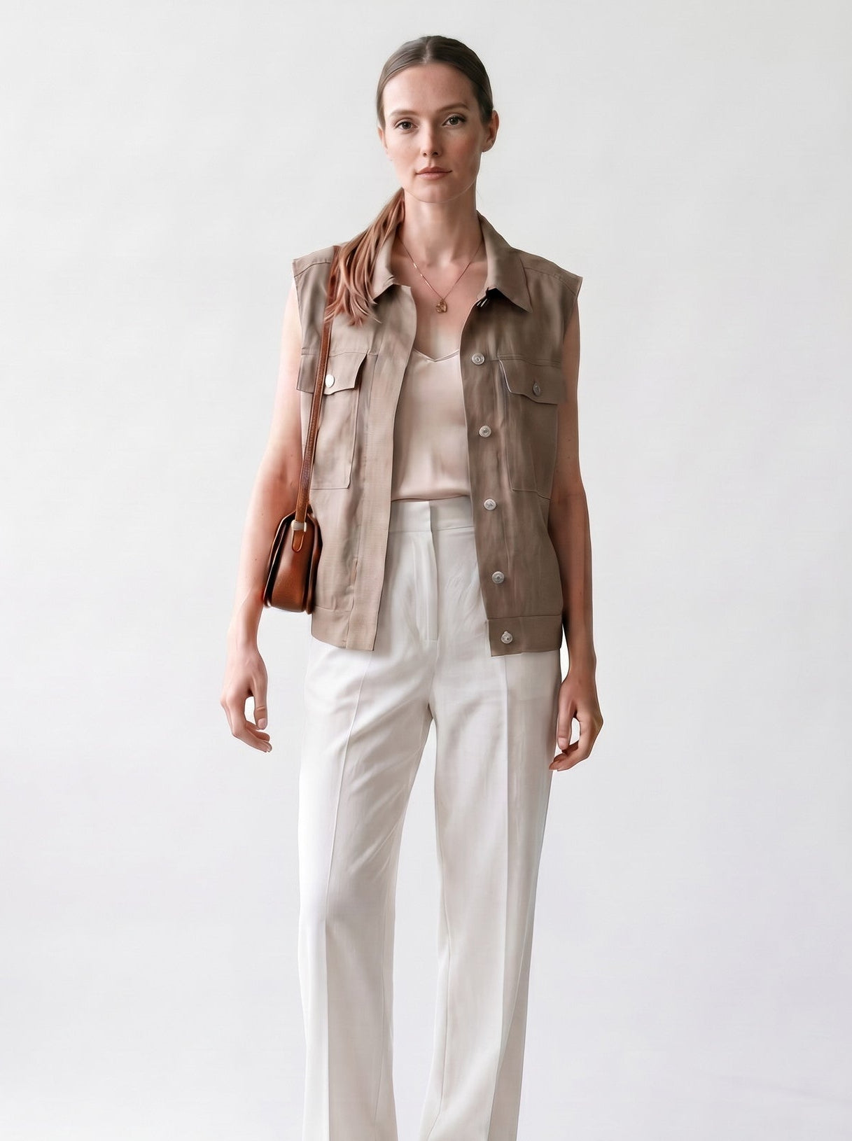 Gilet sans manches - Taupe - Col français et poches - Boutonnière - EscandelleParis - Devant
#couleur_taupe