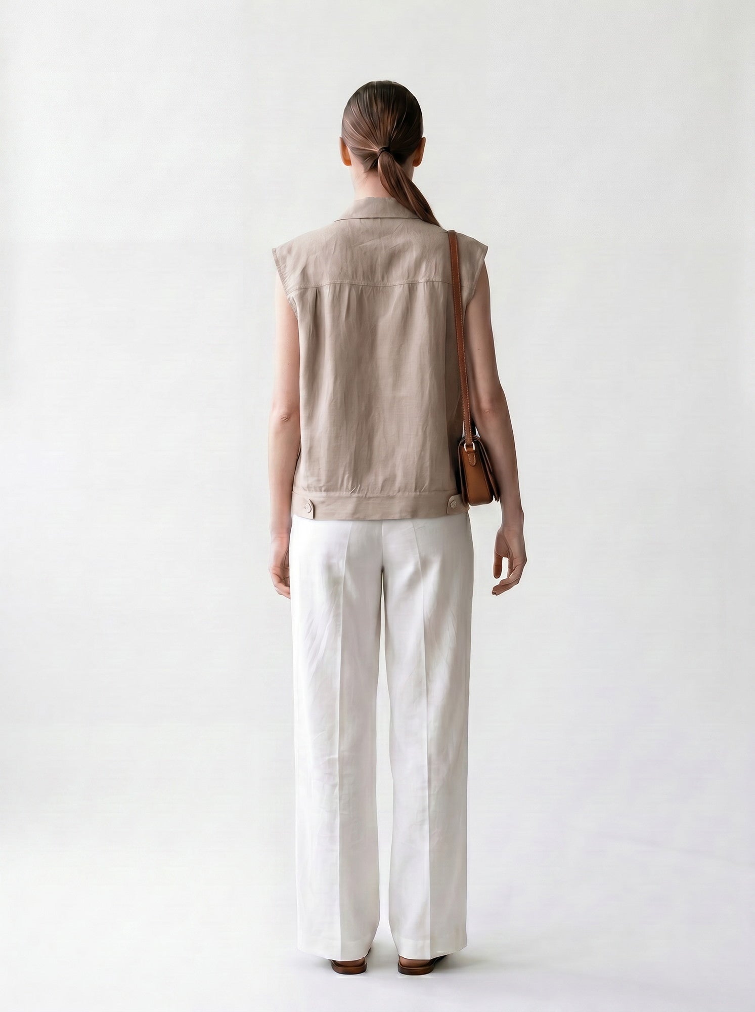 Gilet sans manches - Taupe - Col français et poches - Boutonnière - EscandelleParis - Dos
#couleur_taupe