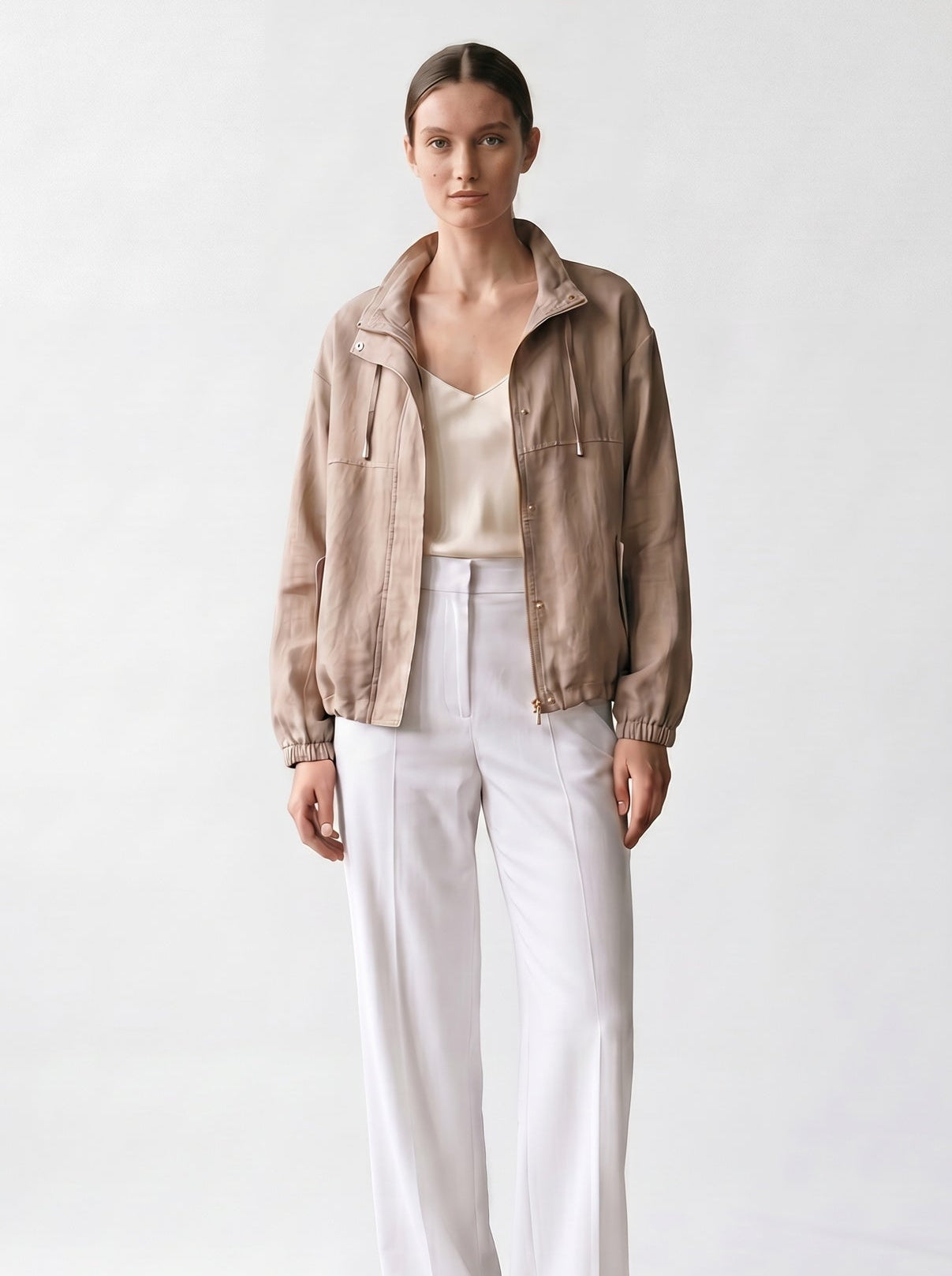 Veste en lin - col montant - découpe devant - poches - élastique poignets -EscandelleParis - Taupe - Devant
#couleur_taupe