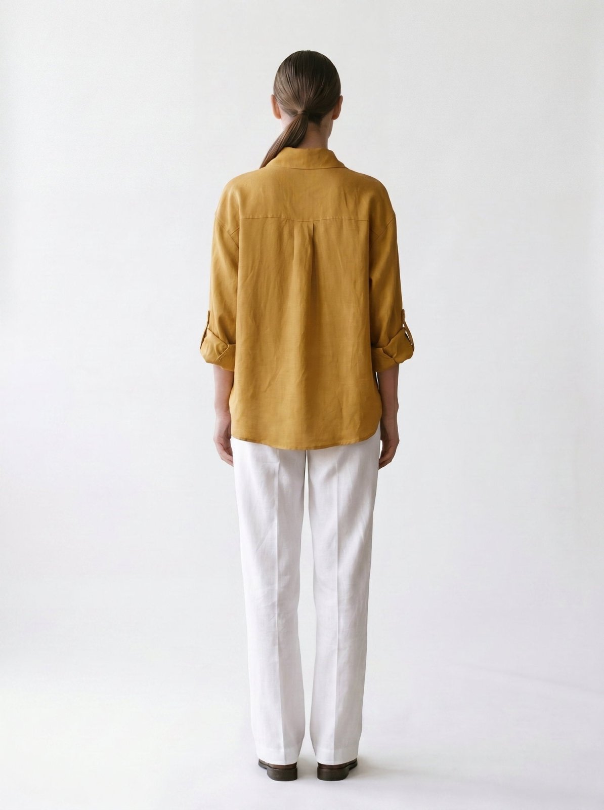 Chemise en lin - bouton côté pour style asymétrique - Empicement dos et pli - EscandelleParis - Safran - Dos
#couleur_safran