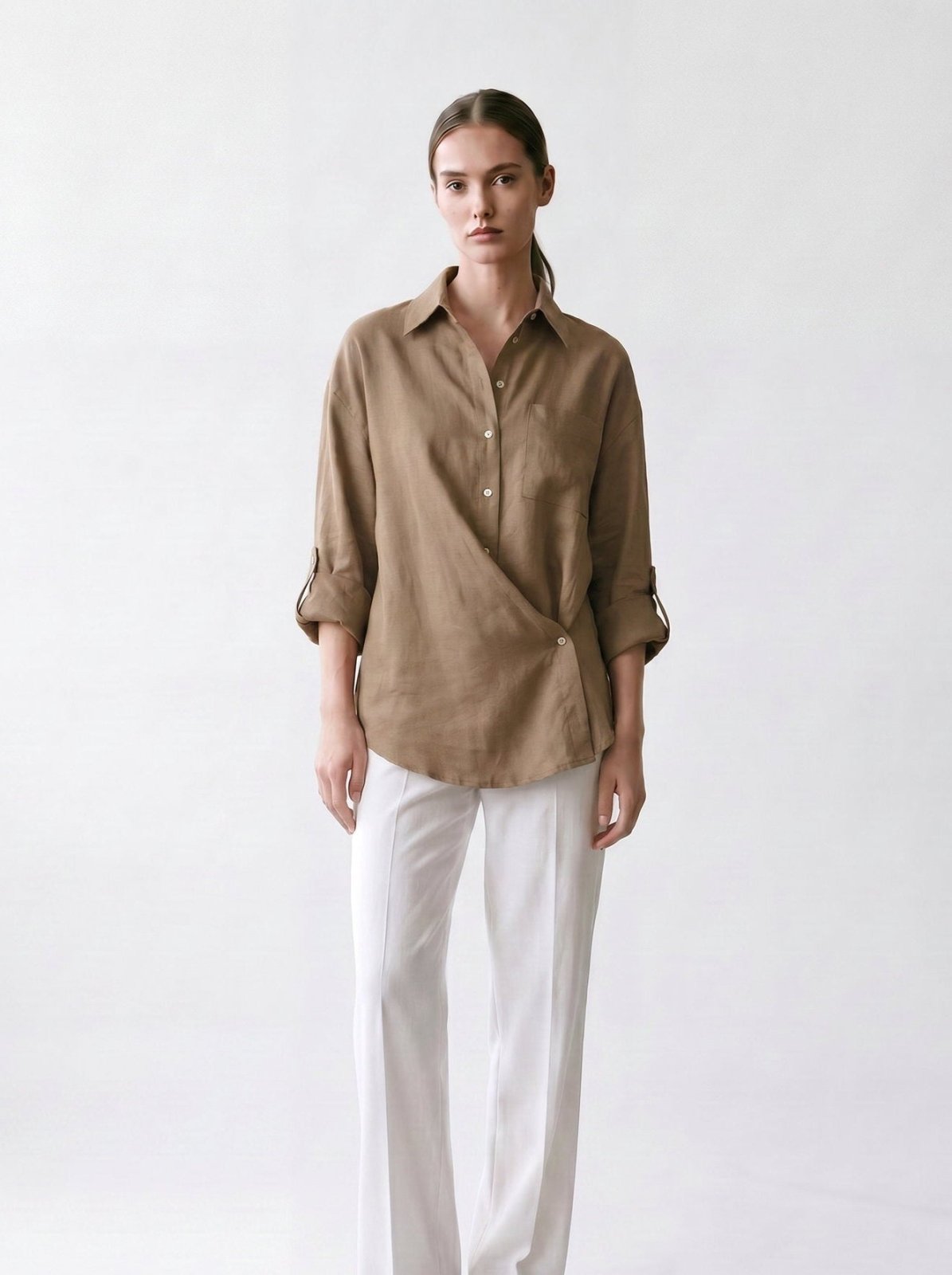 Chemise en lin - bouton côté pour style asymétrique - boutonnière - col français - EscandelleParis - Taupe - Devant
#couleur_taupe