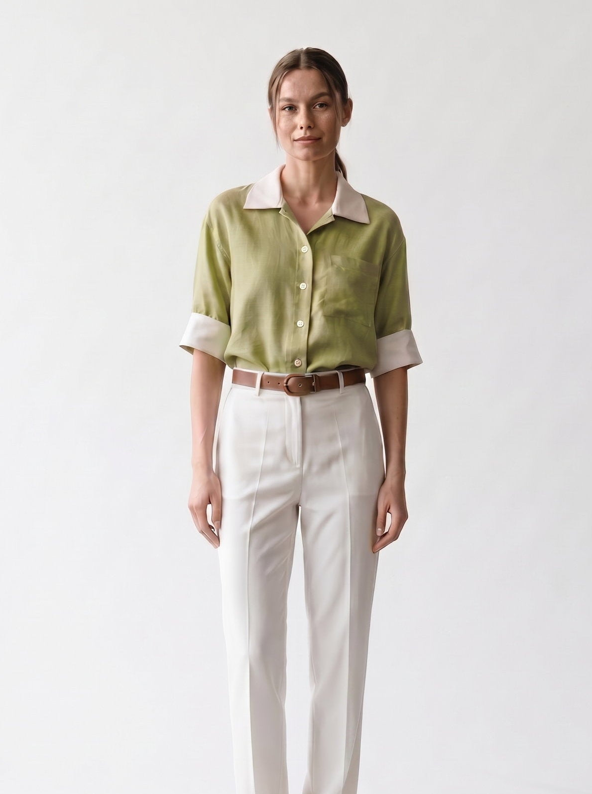 Chemise manches courtes - verte - Col et bas de manches contrastés - poche poitrine - devant - EscandelleParis
#couleur_vert