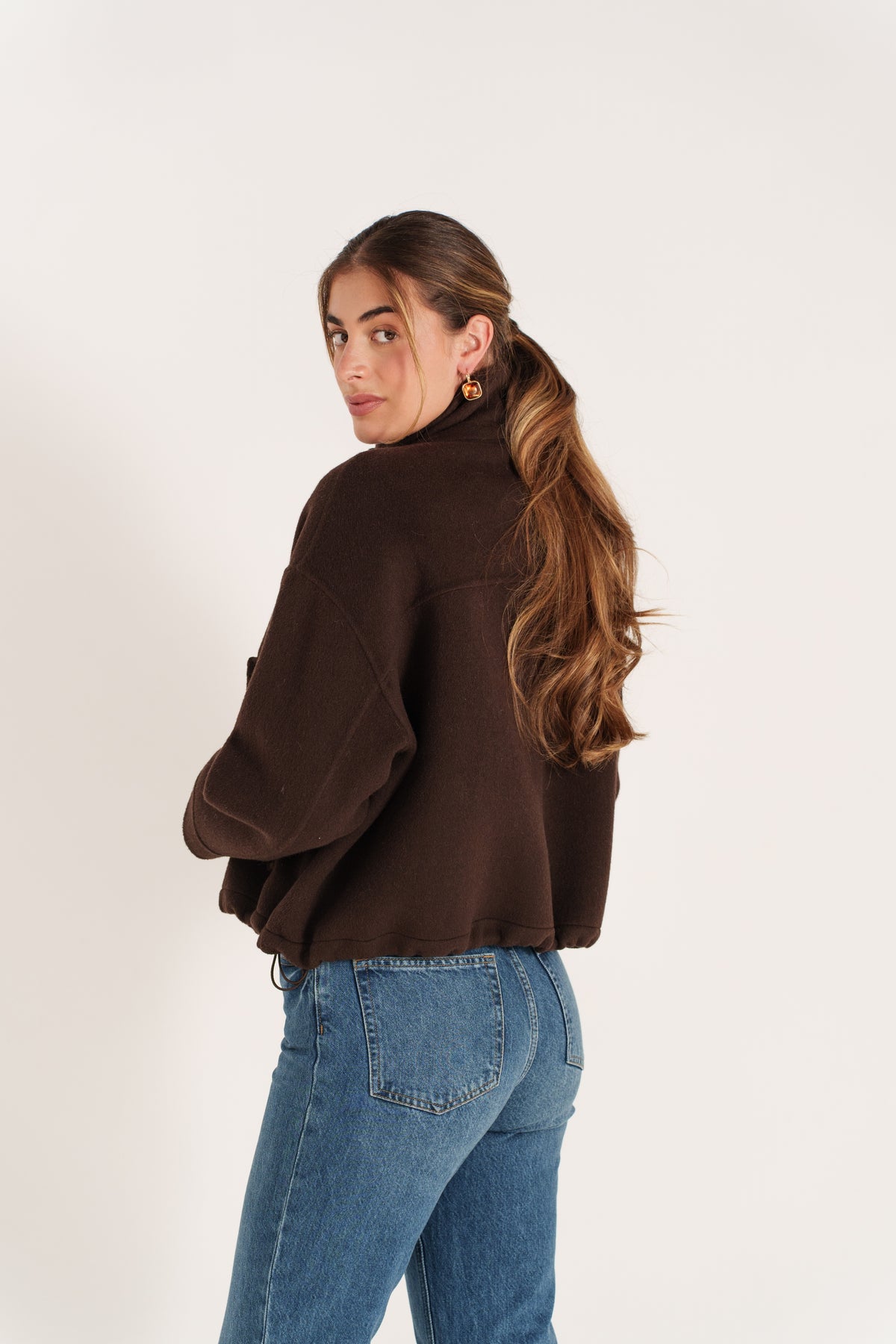 Blouson court choco pour femme à col large avec fermeture zippée et poches latérales – Escandelle-dos
#couleur_choco