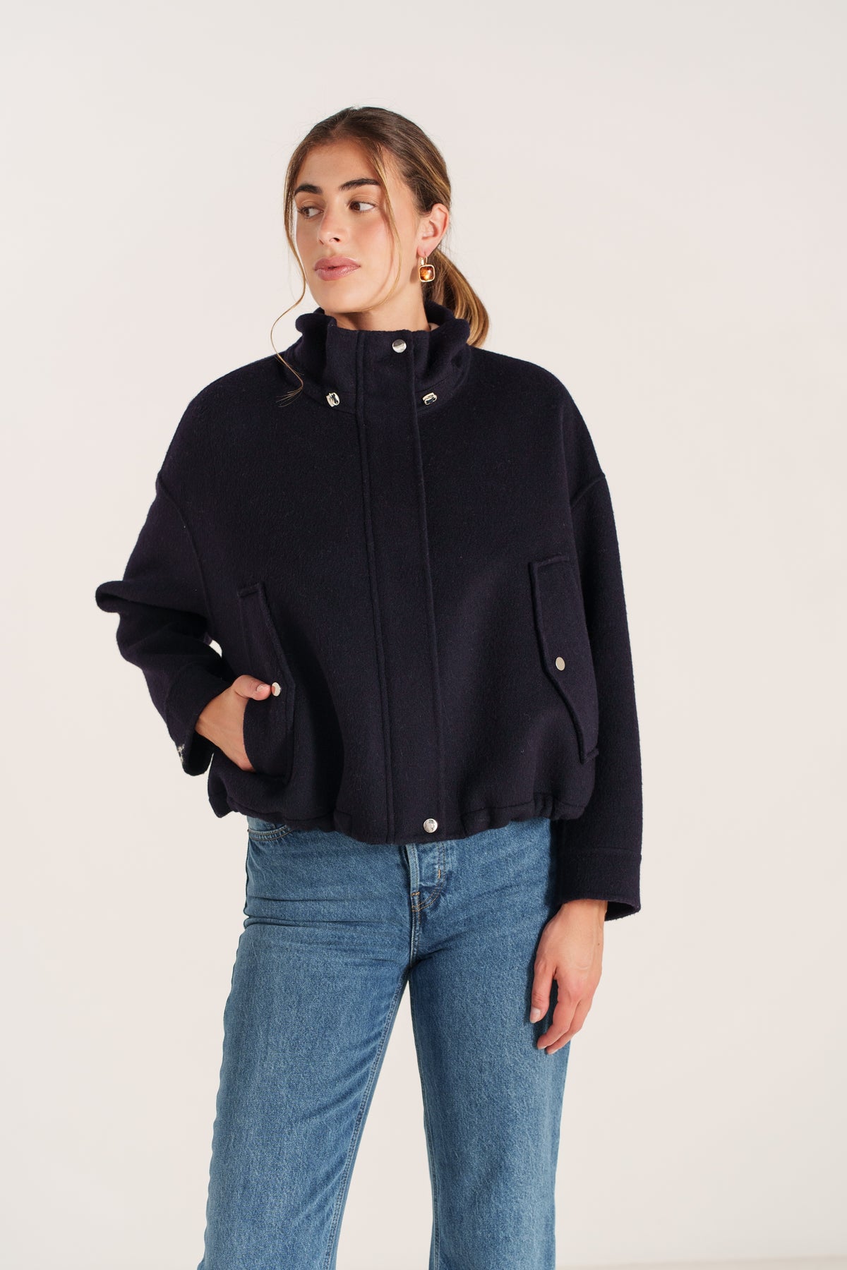 Blouson court marine pour femme à col large avec fermeture zippée et poches latérales – Escandelle-devant zoom
#couleur_marine