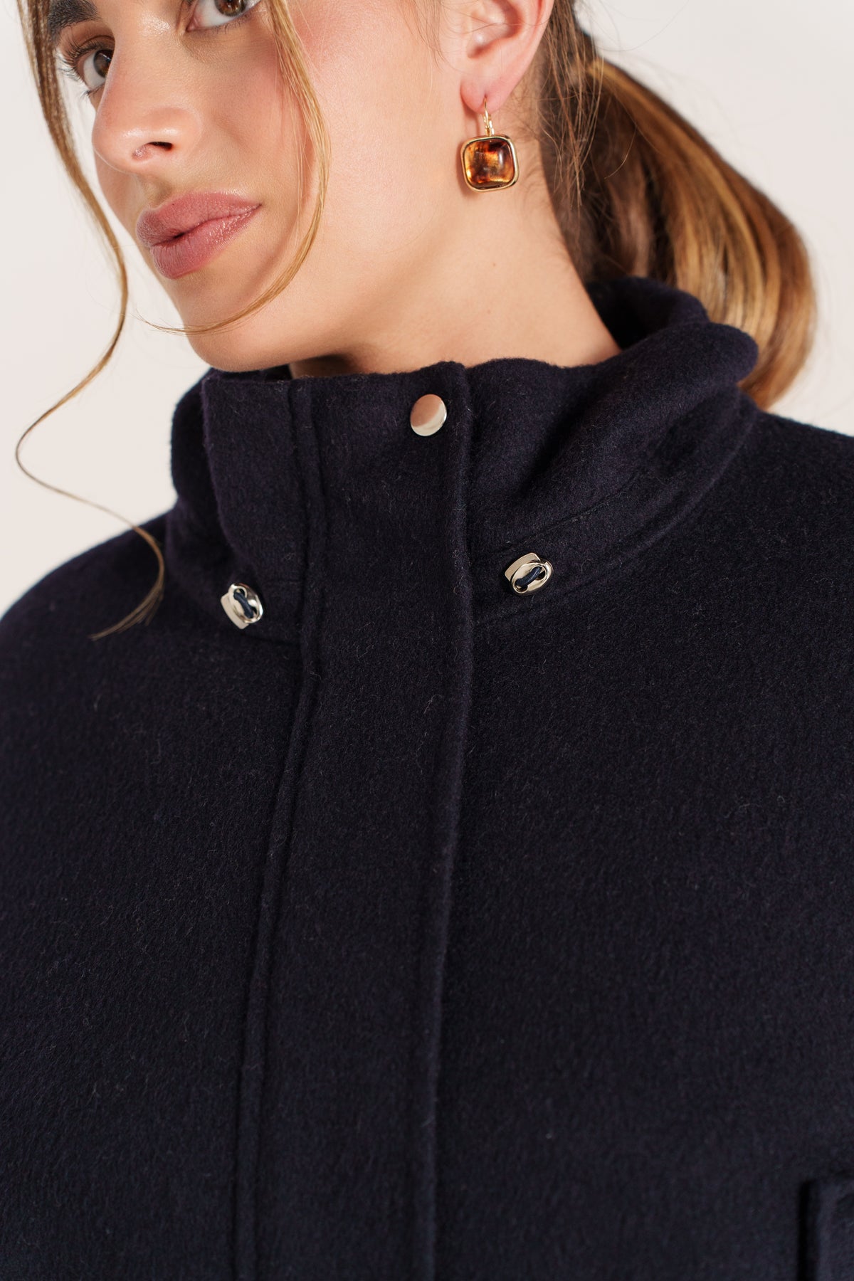 Blouson court marine pour femme à col large avec fermeture zippée et poches latérales – Escandelle- zoom
#couleur_marine