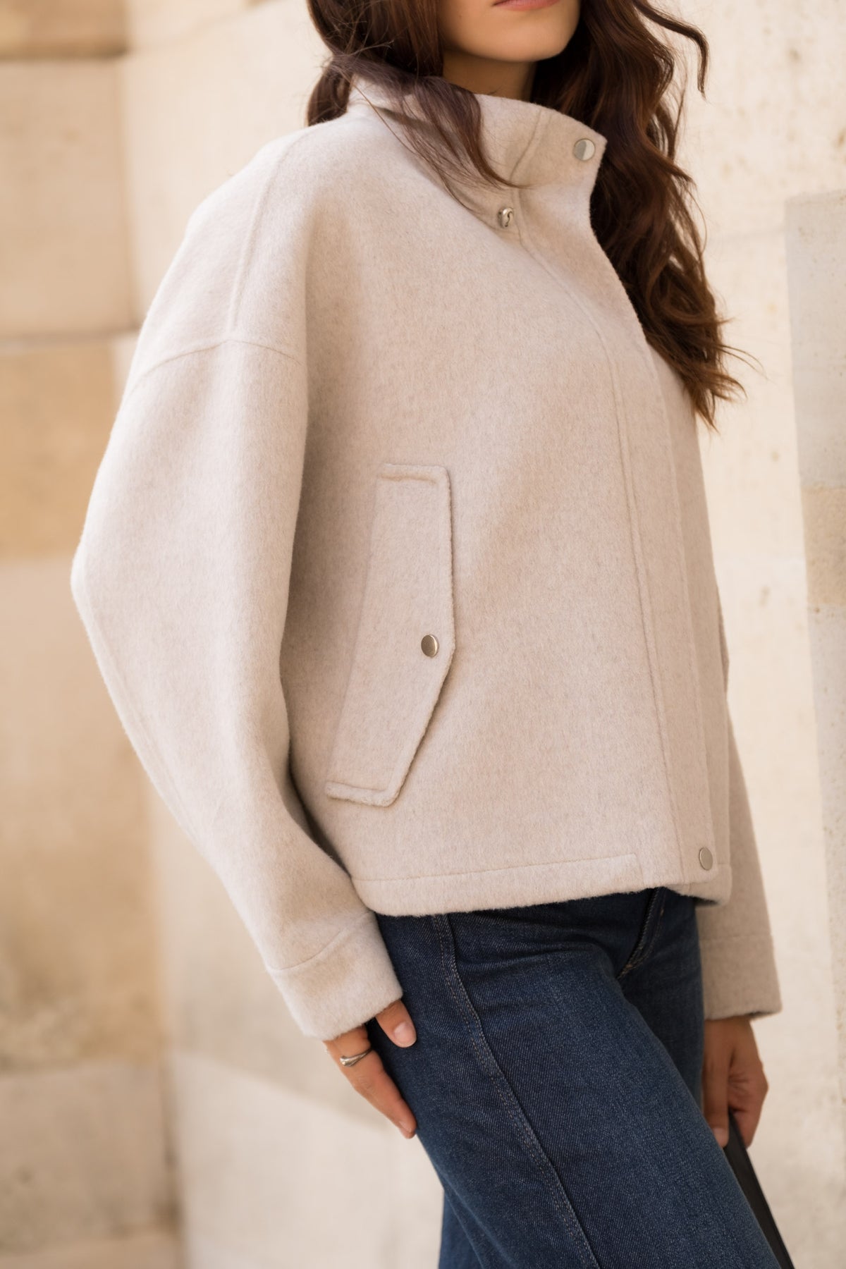 Blouson court beige pour femme à col large avec fermeture zippée et poches latérales – Escandelle- profil
#couleur_beige