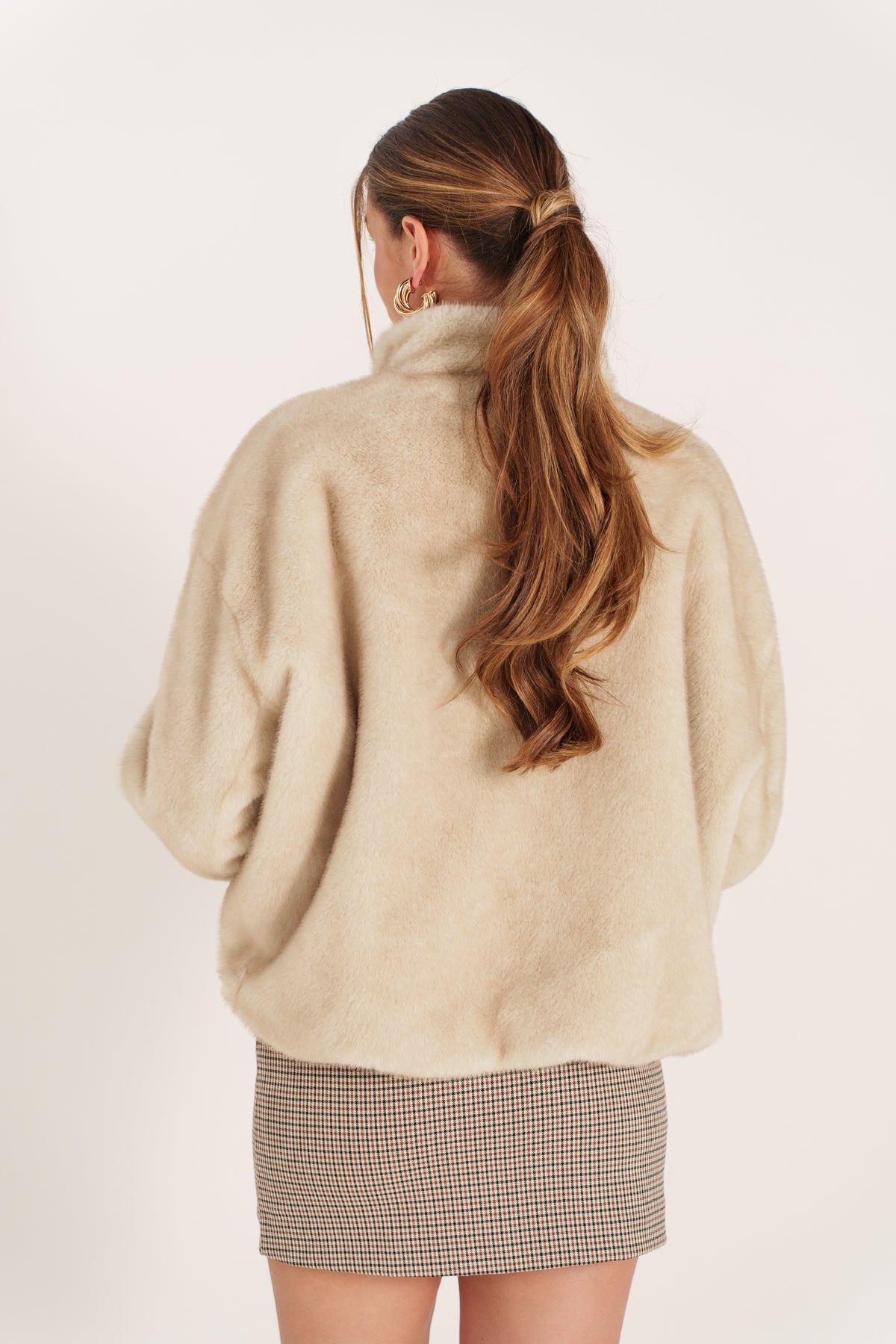 YSOLDE bomber réversible nylon fausse fourrure col montant beige femme - Escandelle Paris (dos lifestyle)
#couleur_beige