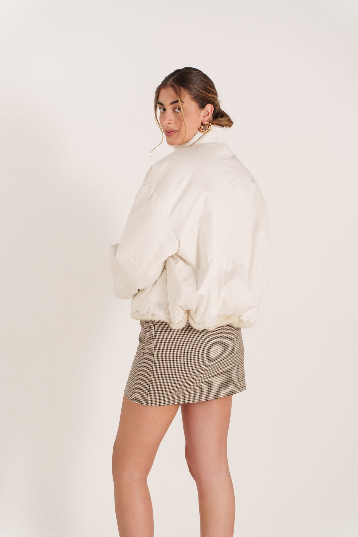 YSOLDE bomber réversible nylon fausse fourrure col montant beige femme - Escandelle Paris (dos)
#couleur_beige
