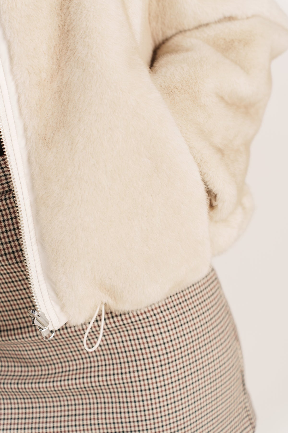 YSOLDE bomber réversible nylon fausse fourrure col montant beige femme - Escandelle Paris (gros plan finitions)
#couleur_beige