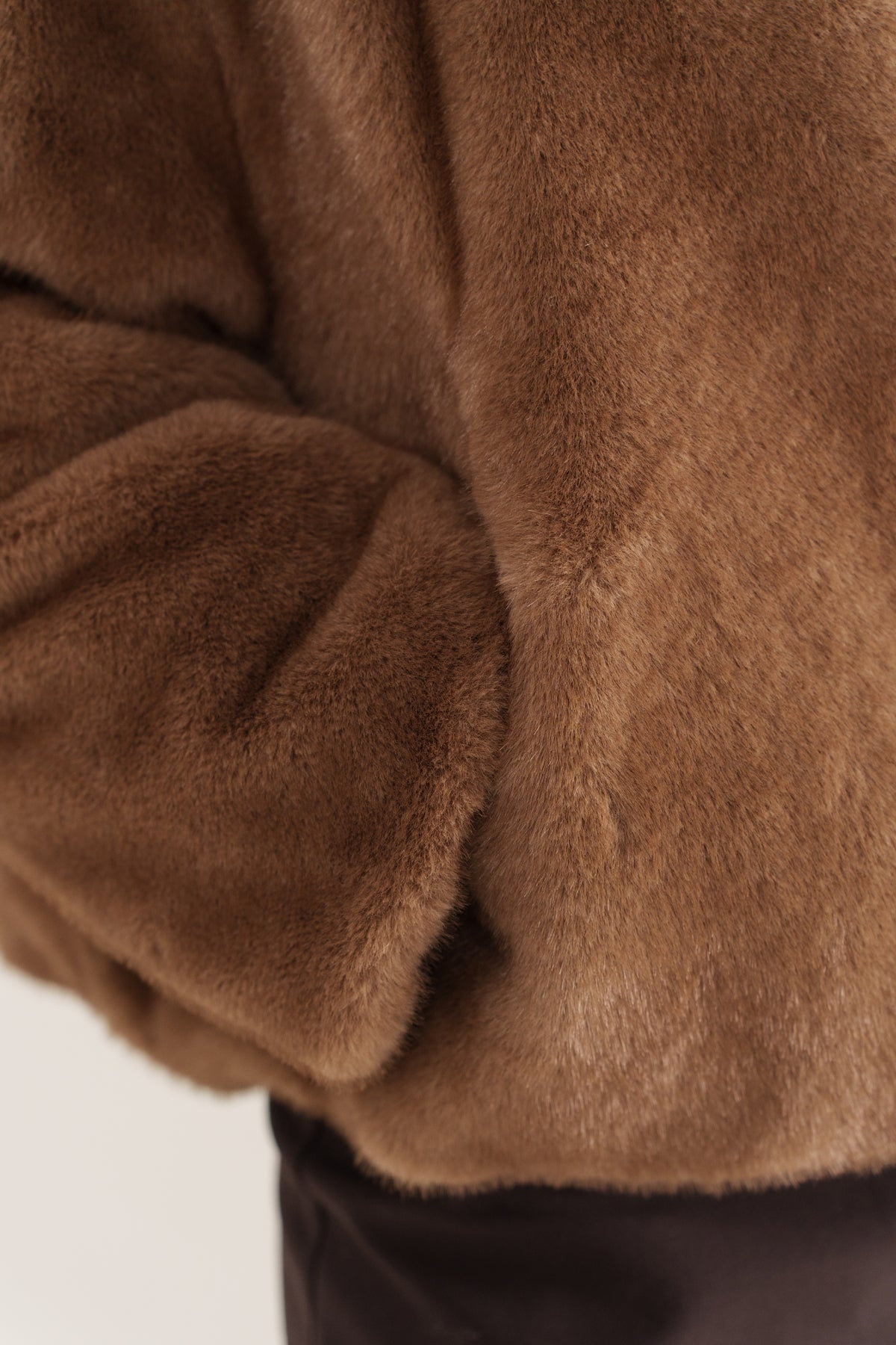 YSOLDE bomber réversible nylon fausse fourrure col montant taupe femme - Escandelle Paris (portrait lifestyle)
#couleur_taupe