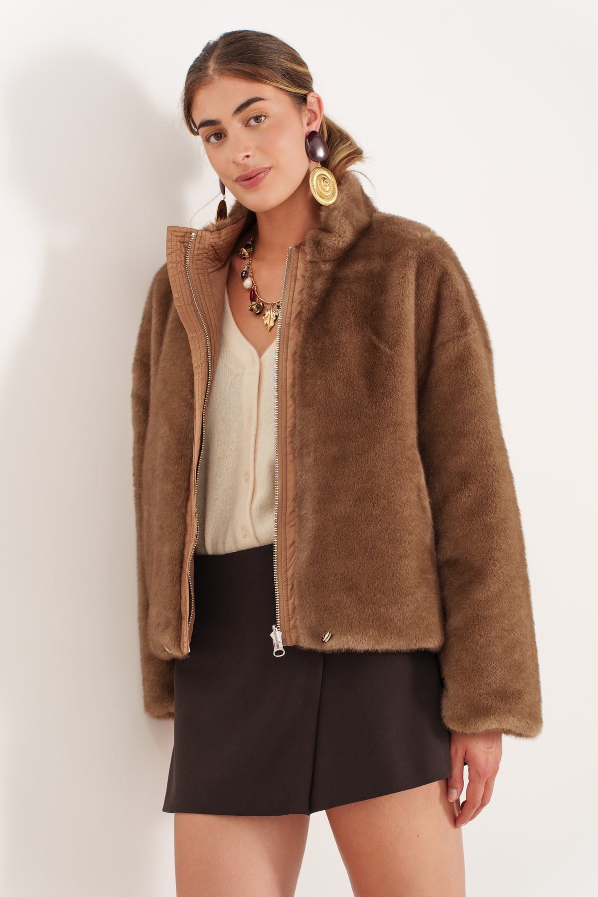 YSOLDE bomber réversible nylon fausse fourrure col montant taupe femme - Escandelle Paris (profil droit)
#couleur_taupe
