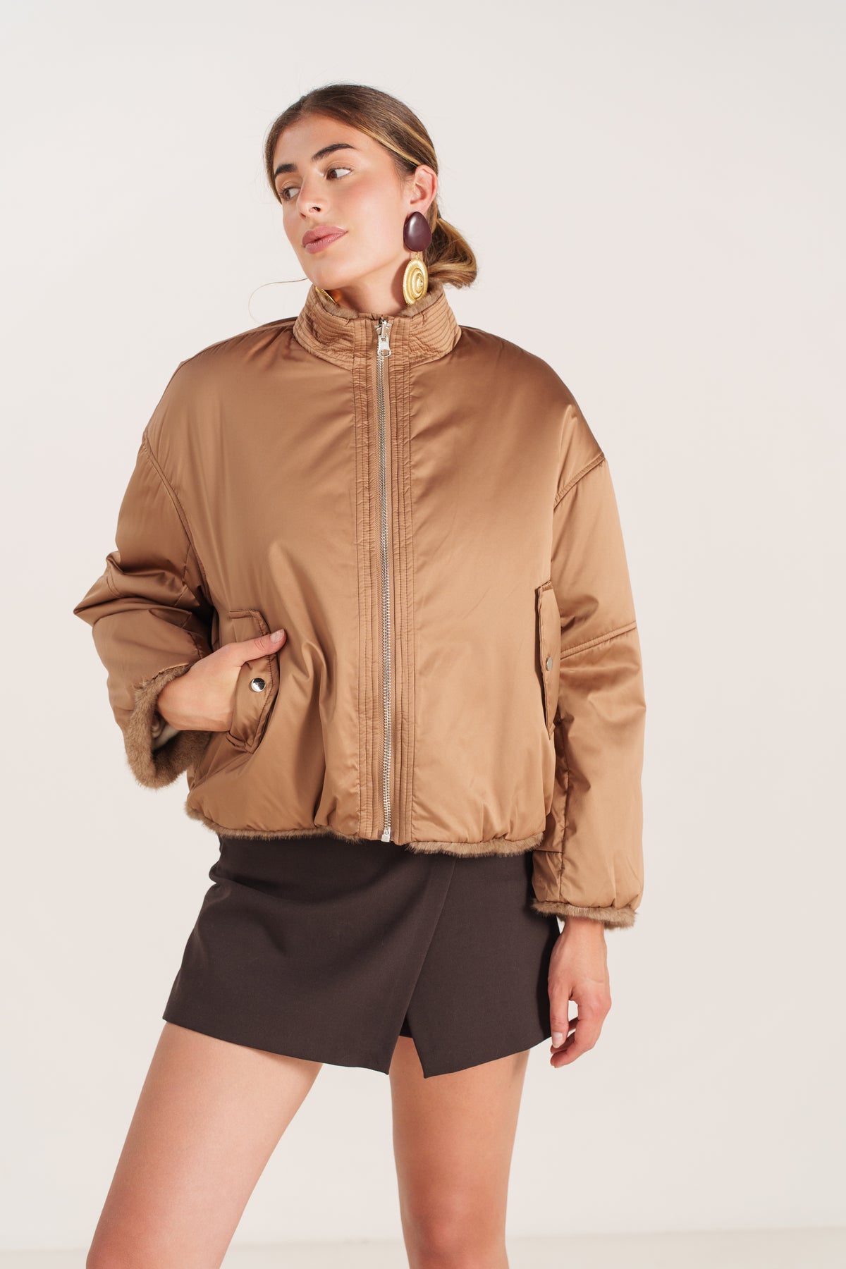YSOLDE bomber réversible nylon fausse fourrure col montant taupe femme - Escandelle Paris (portrait)
#couleur_taupe