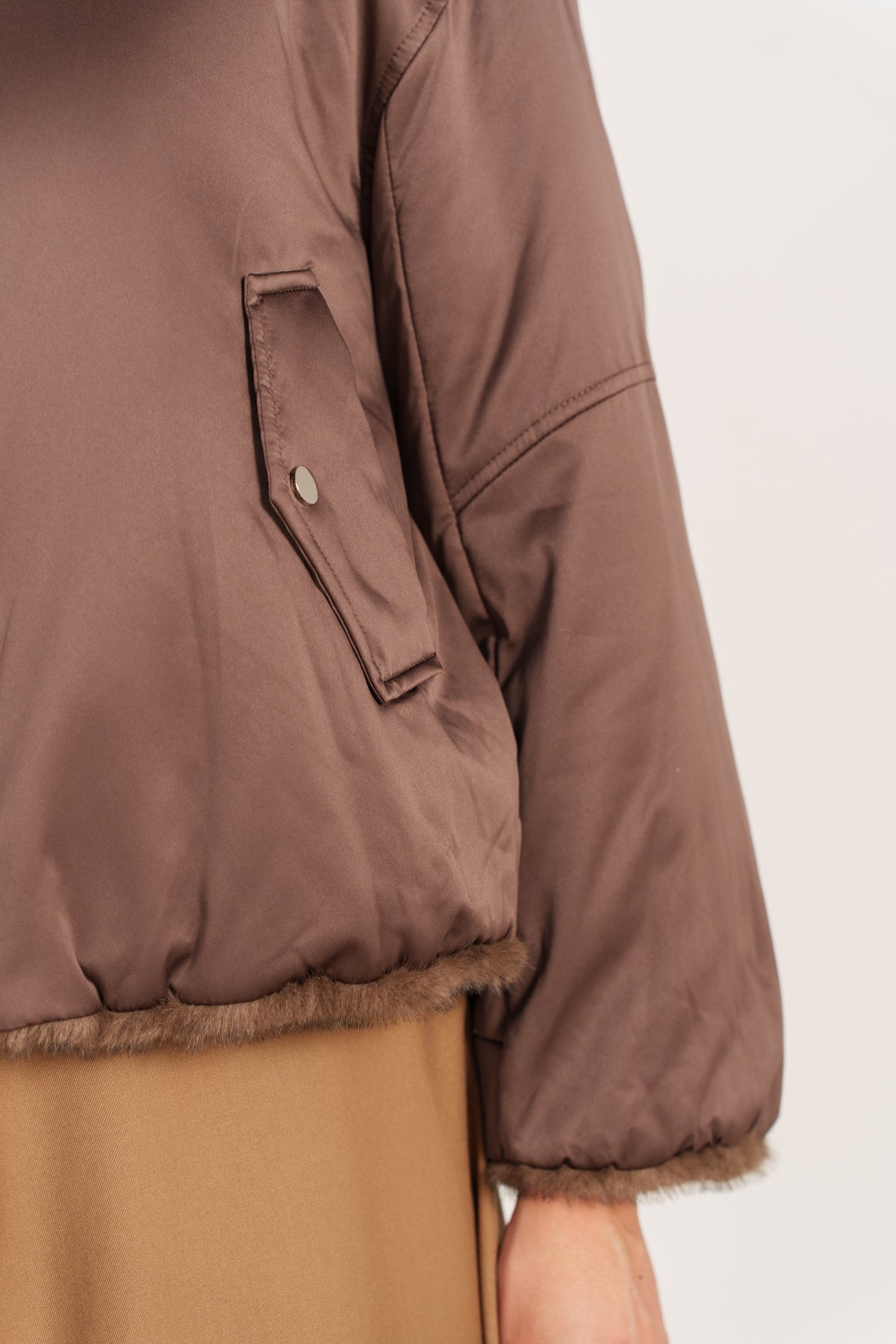 YSOLDE bomber réversible nylon fausse fourrure col montant choco femme - Escandelle Paris (gros plan détails matière)
#couleur_choco