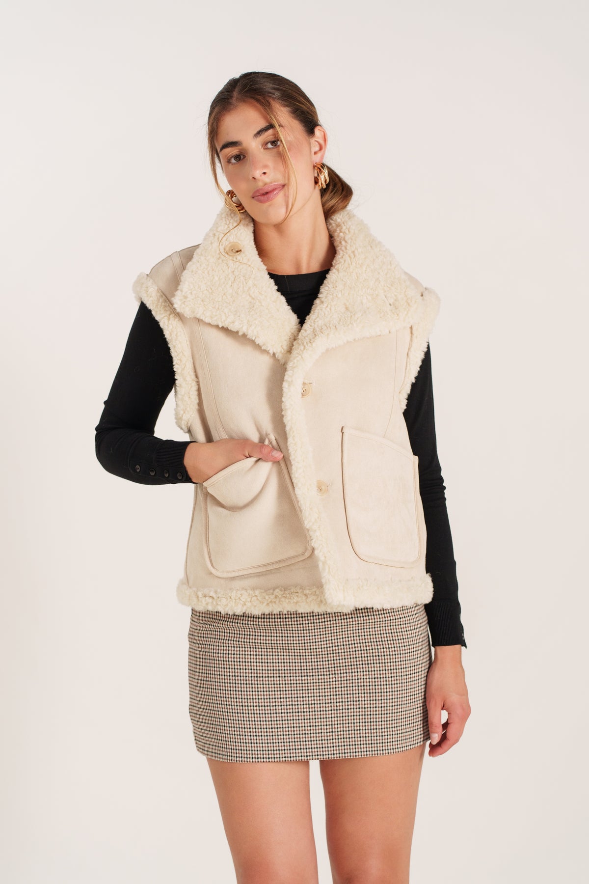 Gilet sans manches beige effet peau lainée pour femme avec col fourré et poches – Escandelle- devant zoom
#couleur_beige