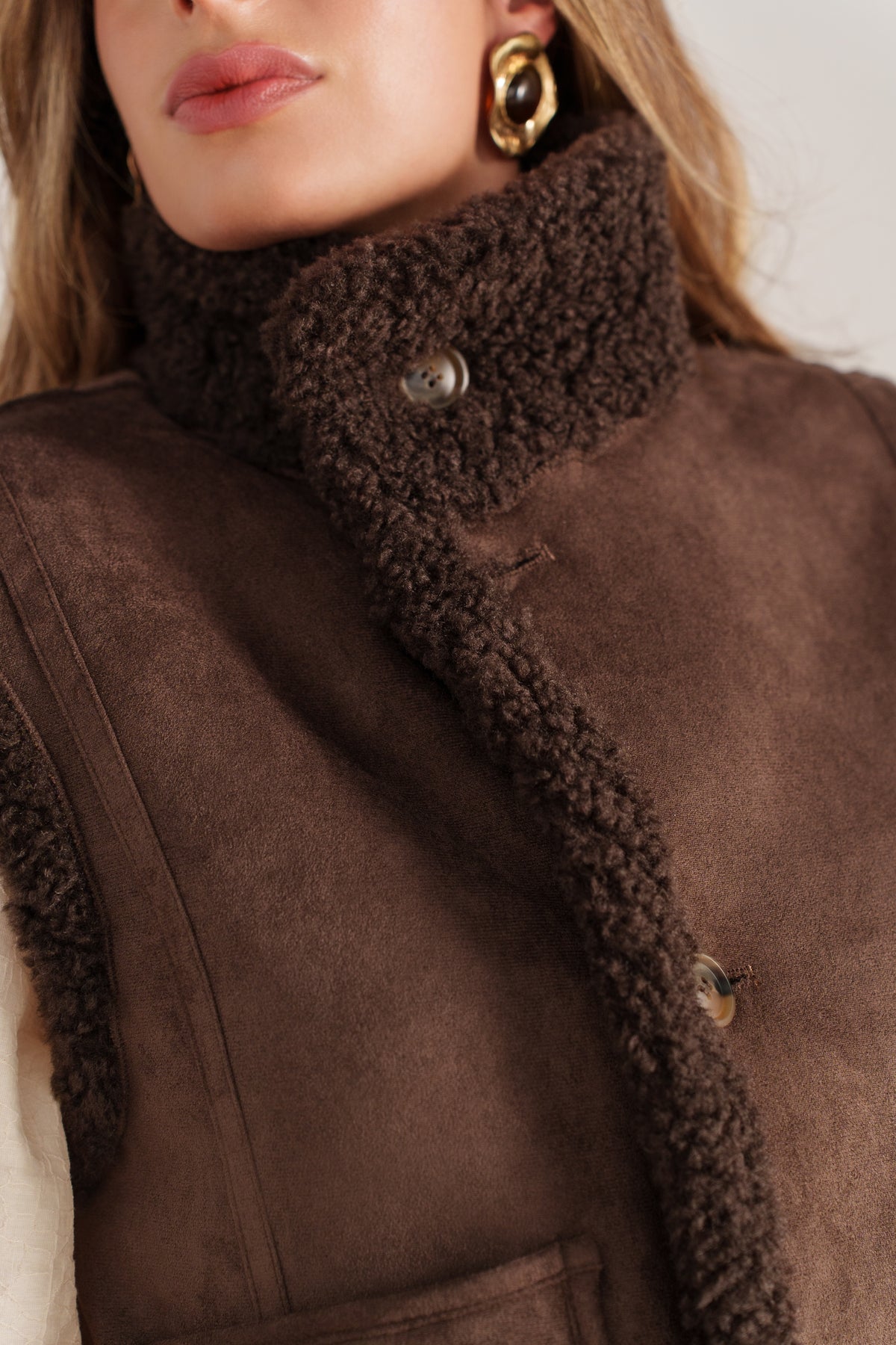 Gilet sans manches choco effet peau lainée pour femme avec col fourré et poches – Escandelle- zoom
#couleur_choco