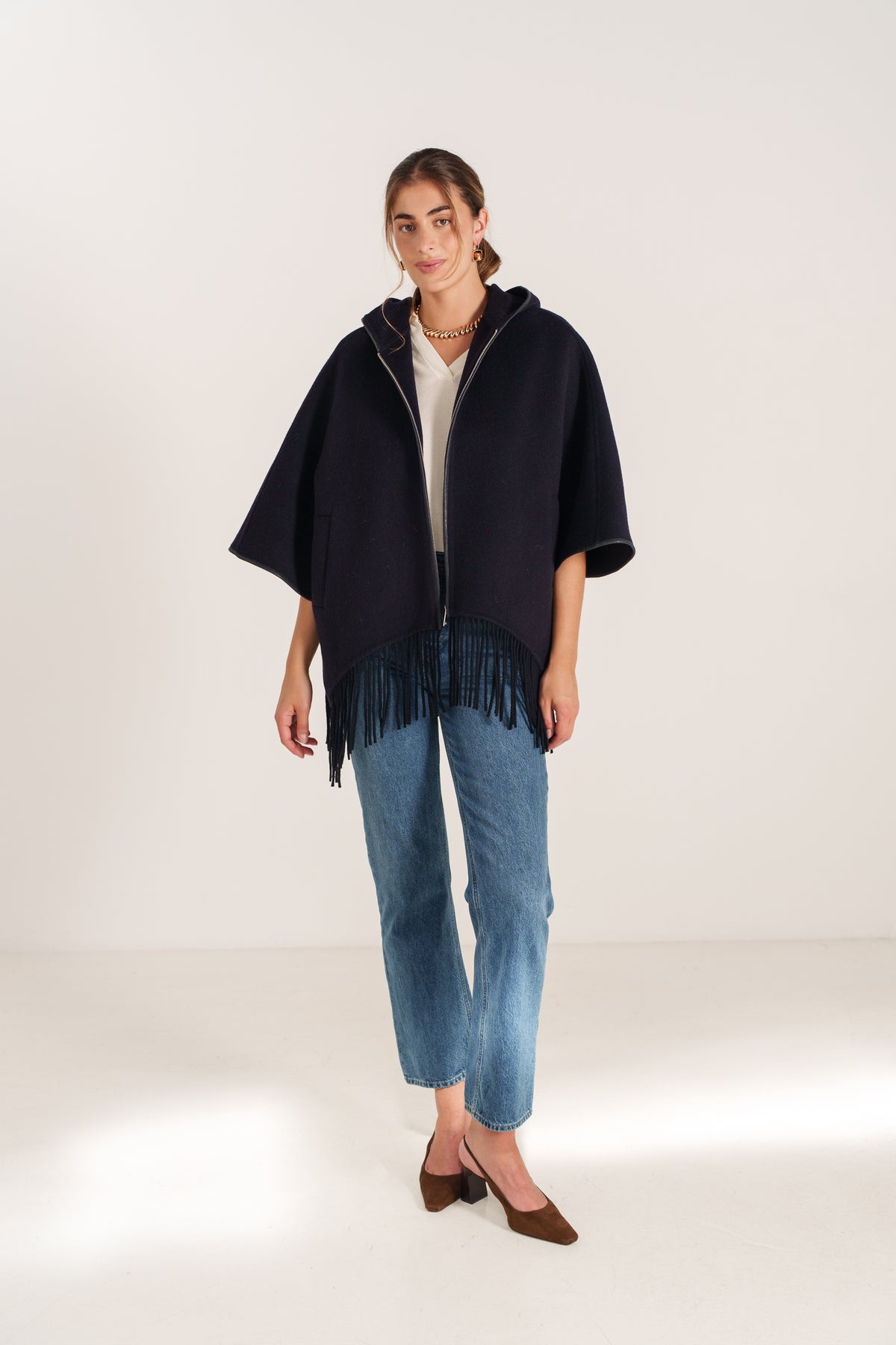 Cape en laine camel pour femme à capuche avec franges et fermeture zippée – Escandelle - Devant
#couleur_marine