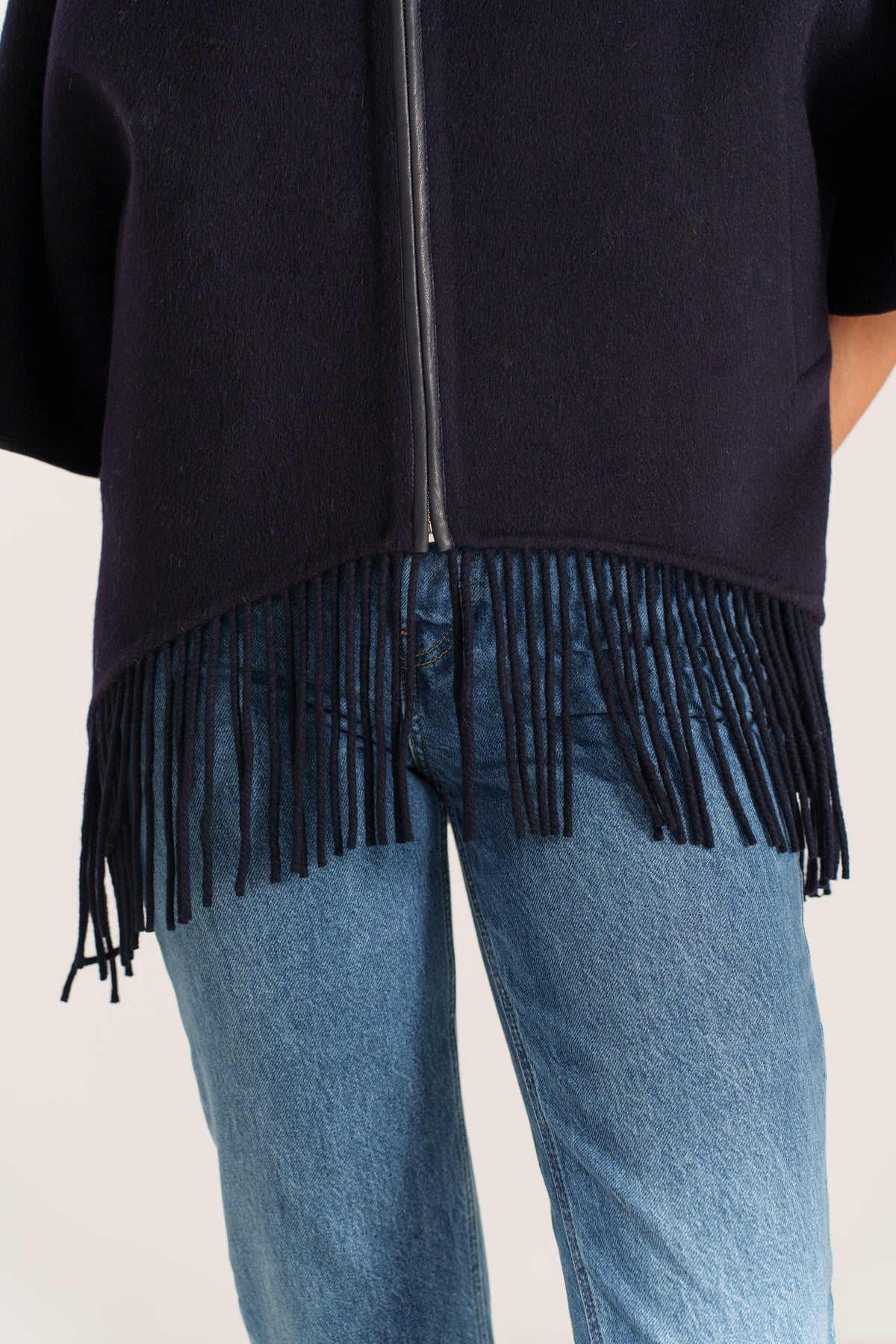 Cape en laine camel pour femme à capuche avec franges et fermeture zippée – Escandelle - gros plan
#couleur_marine