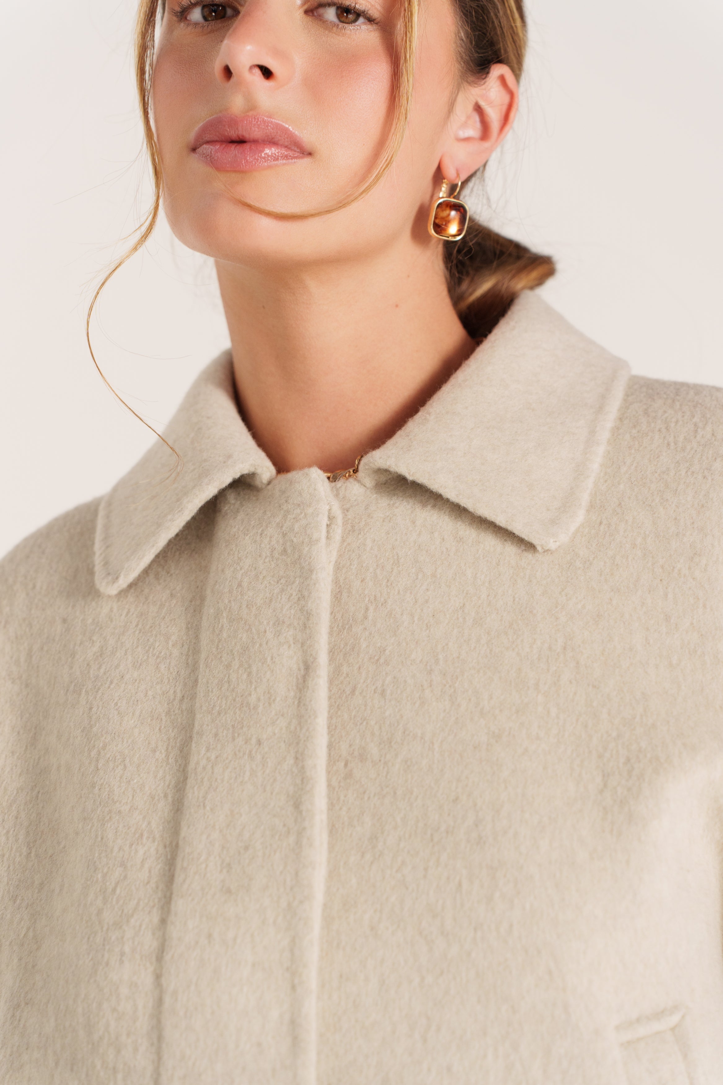 CECILE veste courte laine bomber zippé beige femme - Escandelle Paris (gros plan détails matière)
#couleur_beige