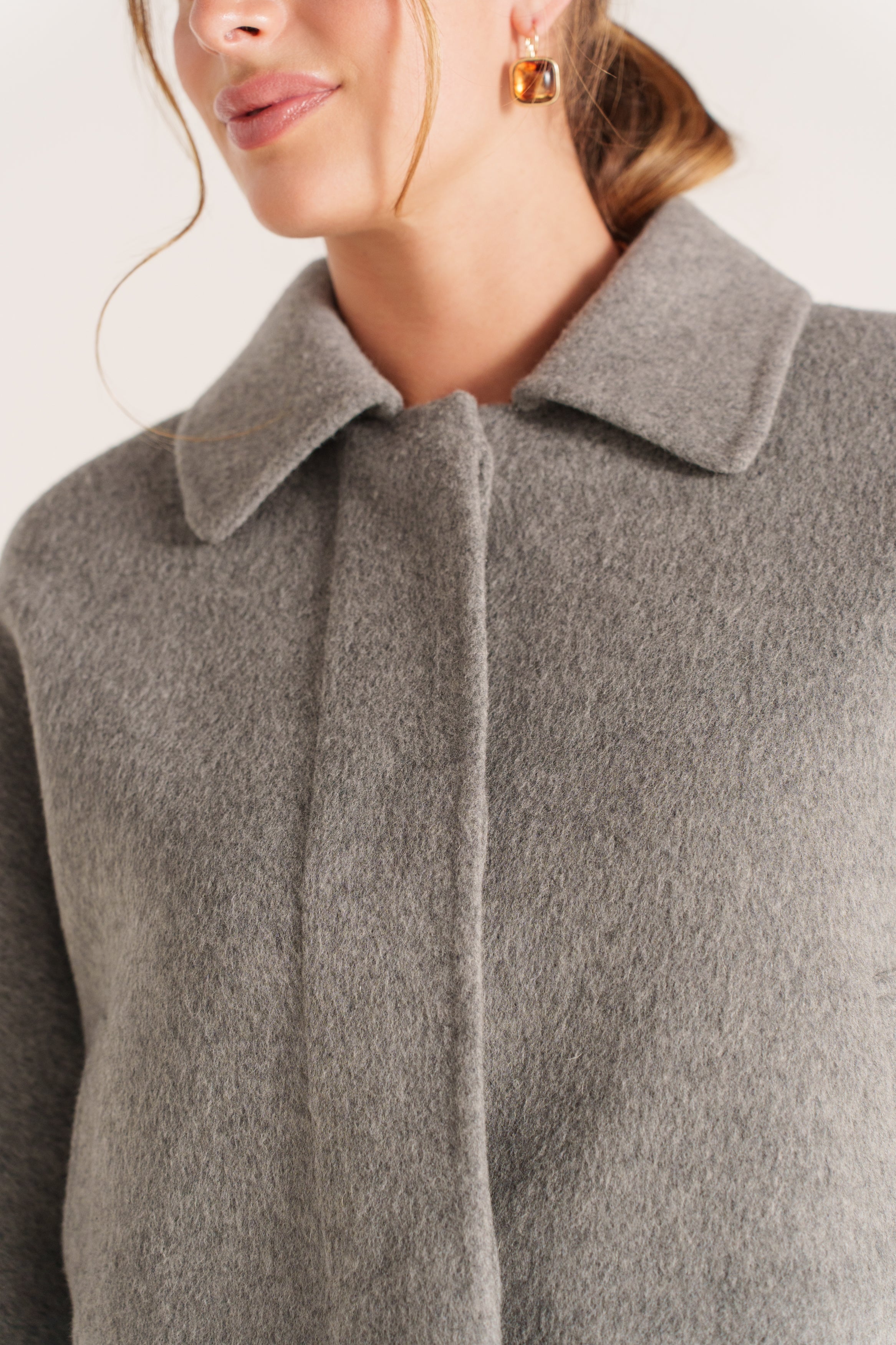 CECILE veste courte laine bomber zippé gris femme - Escandelle Paris (gros plan détails matière)
#couleur_gris