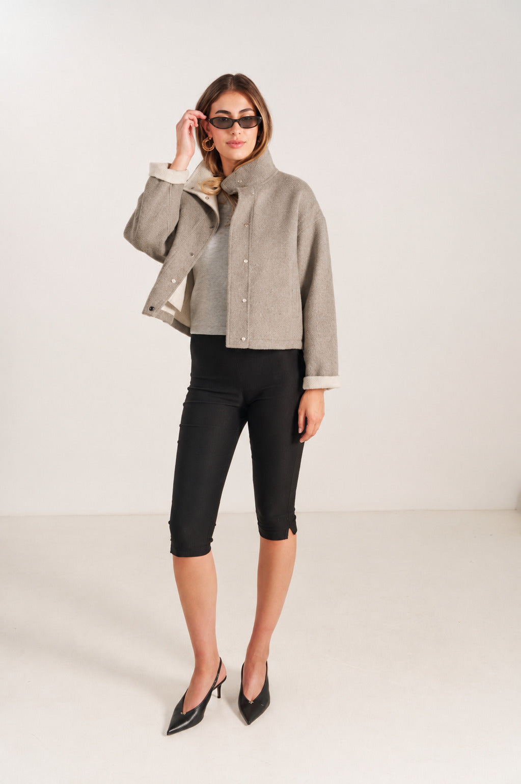 FABIENNE blouson court laine col français boutons pression beige femme - Escandelle Paris (silhouette entière)
#couleur_beige