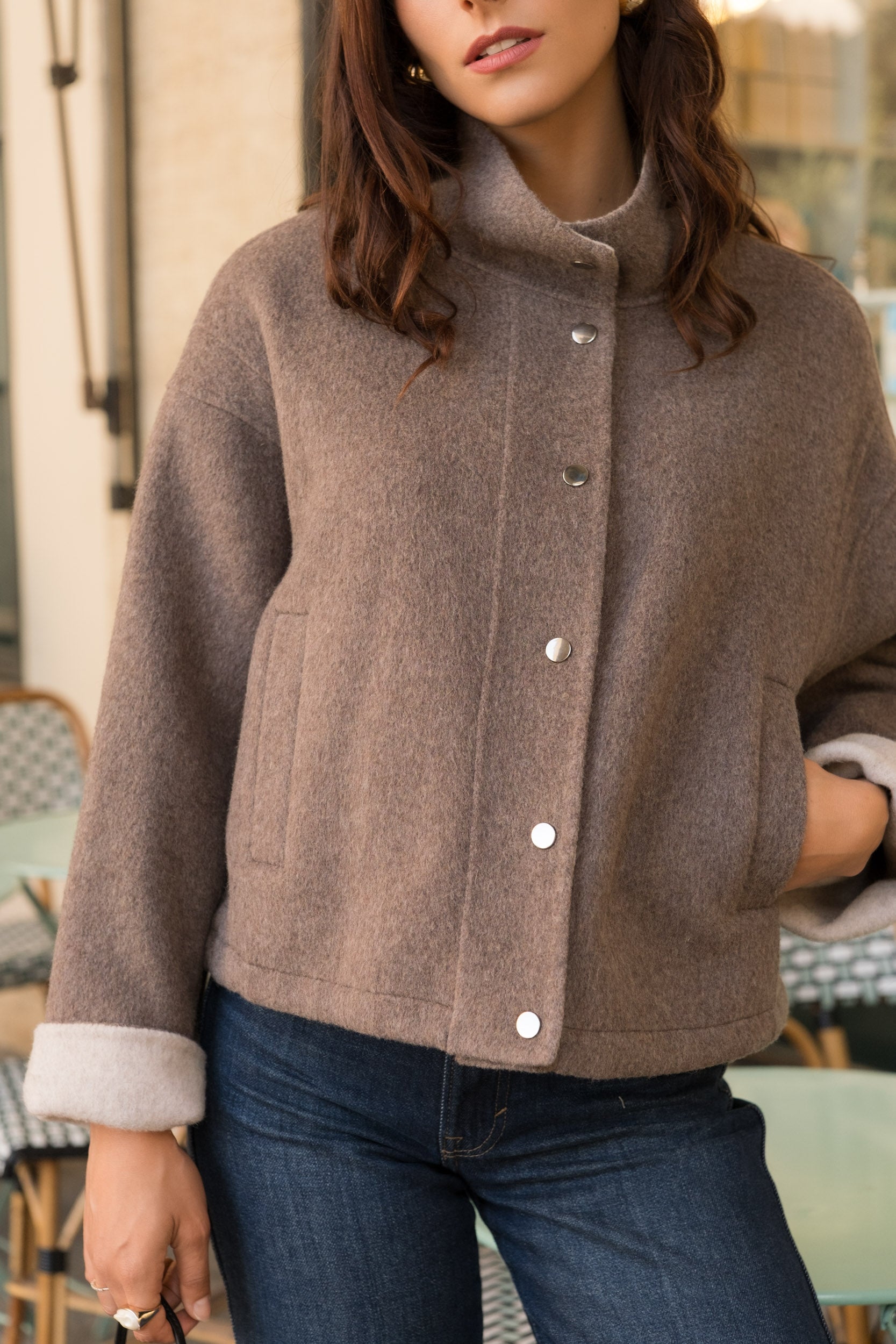 FABIENNE blouson court laine col français boutons pression taupe femme - Escandelle Paris (gros plan détails matière)
#couleur_taupe