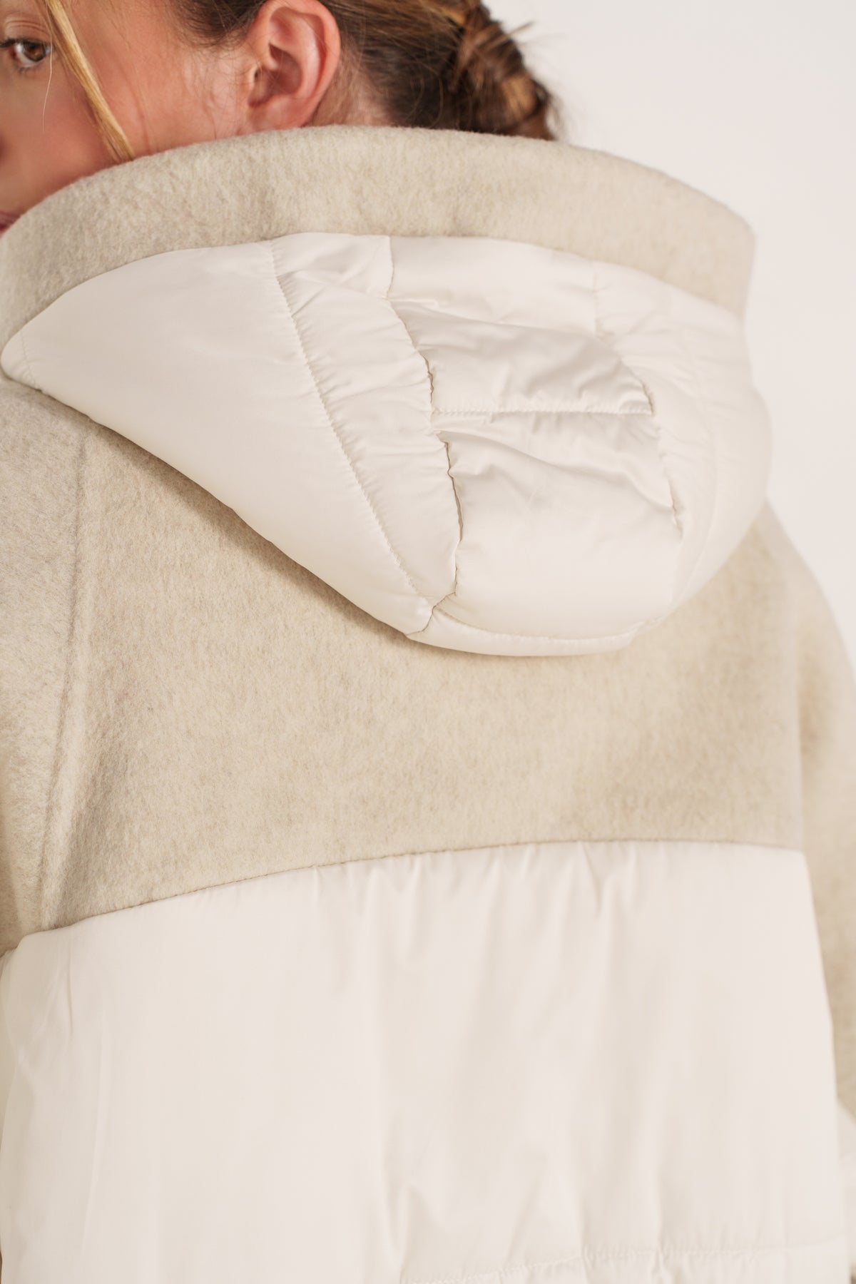Blouson court beige pour femme à capuche avec manches en maille et fermeture zippée – Escandelle zoom capuche
#couleur_beige