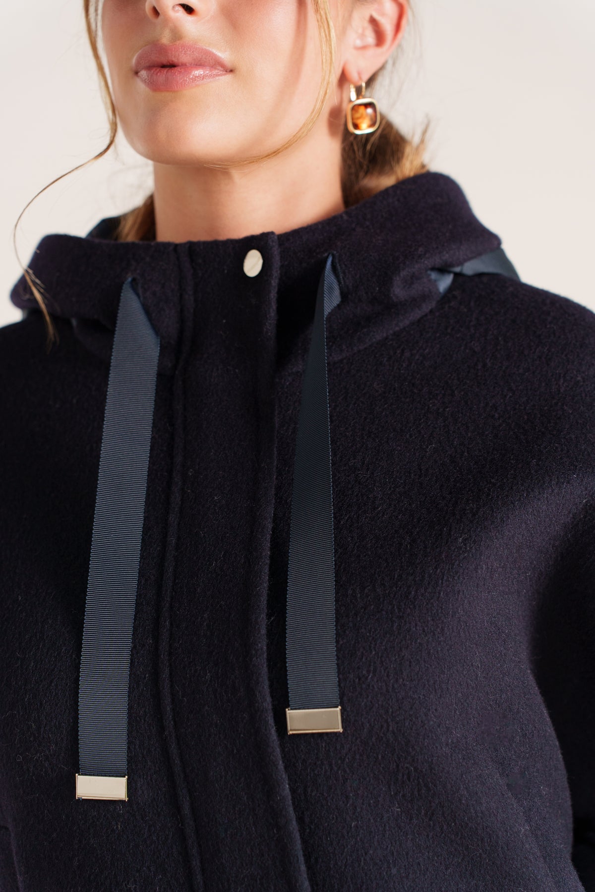 Blouson court marine pour femme à capuche avec manches en maille et fermeture zippée – Escandelle-zoom
#couleur_marine