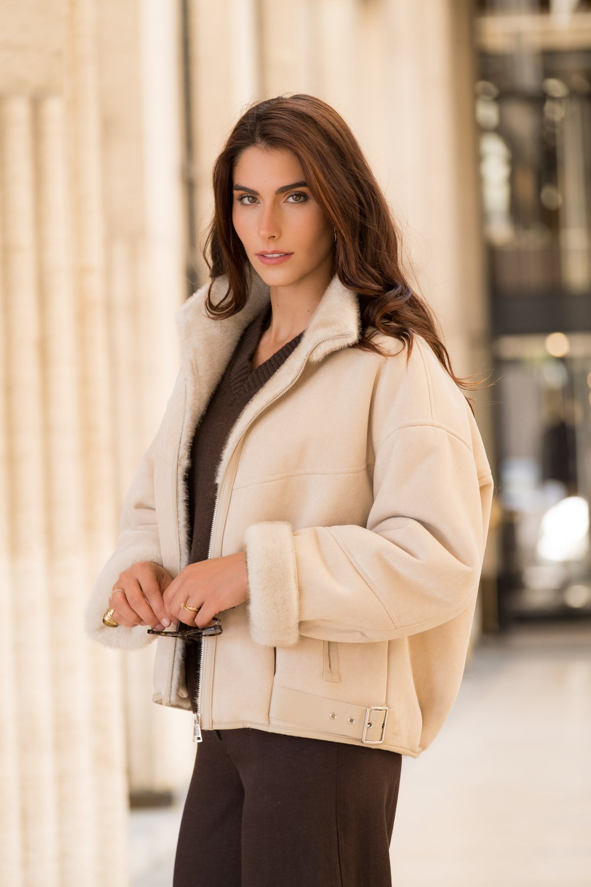 Blouson Alixane beige fourré réversible pour femme, coupe courte oversize avec col en fausse fourrure – Escandelle - Profil
#couleur_beige