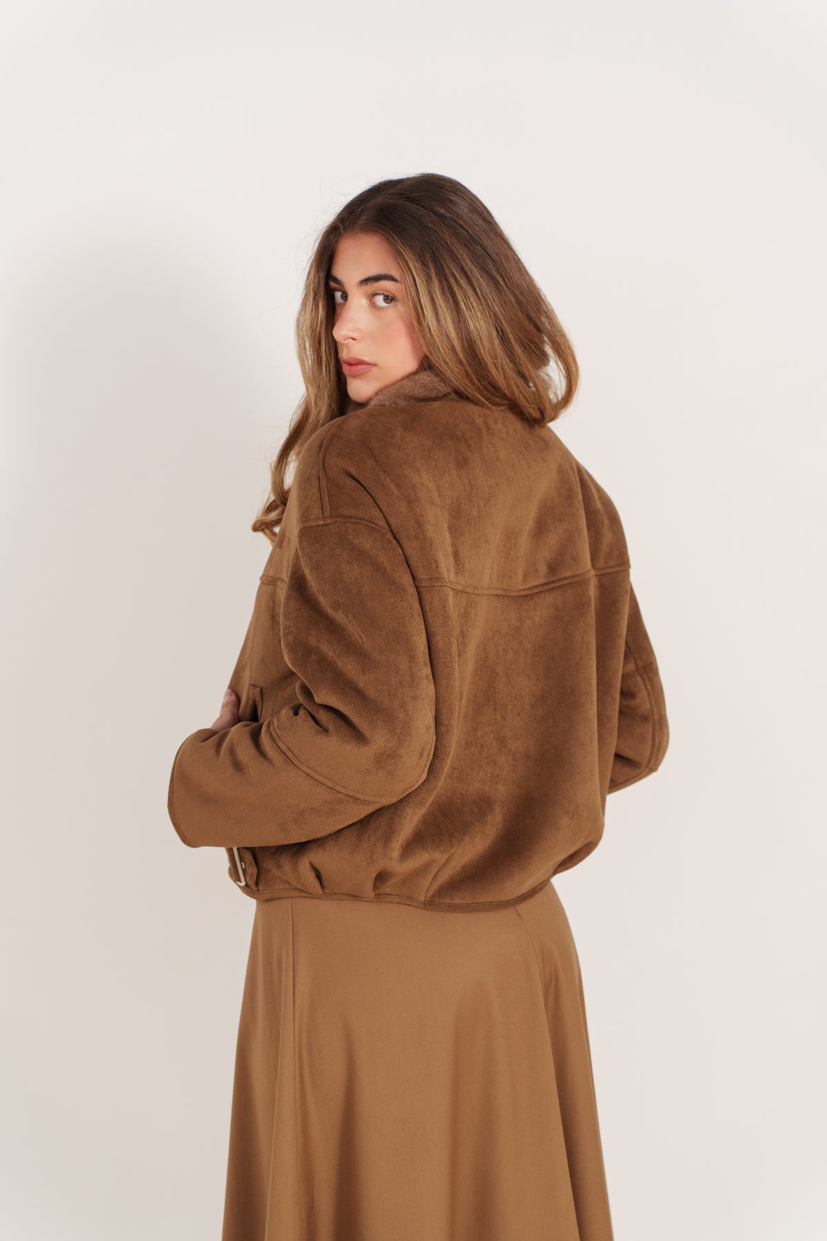 Blouson Alixane camel fourré réversible pour femme, coupe courte oversize avec col en fausse fourrure – Escandelle - Dos
#couleur_camel