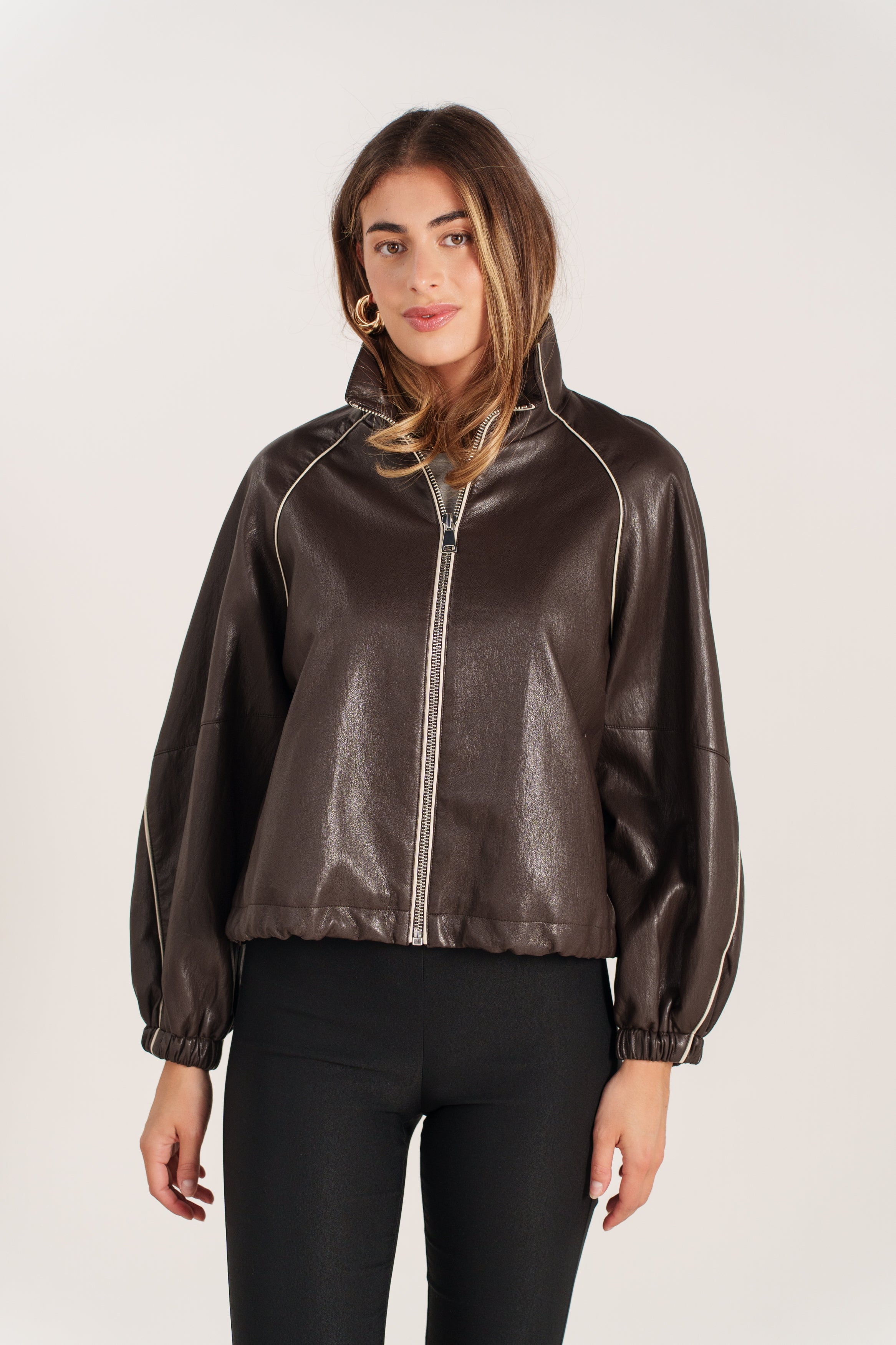 EMILIENNE blouson court similicuir col montant zippé choco femme - Escandelle Paris (silhouette entière)
#couleur_choco