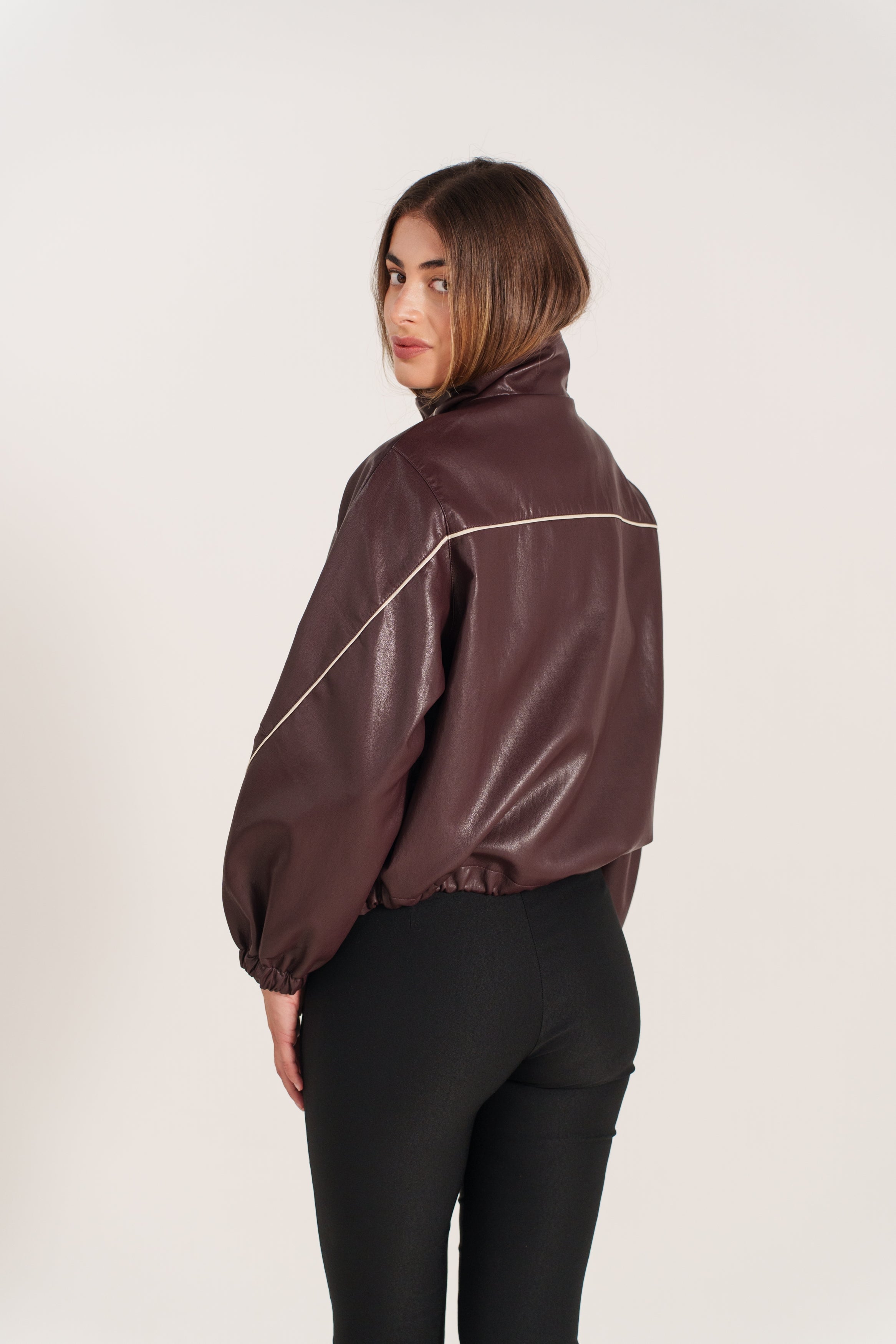 EMILIENNE blouson court similicuir col montant zippé bordeaux femme - Escandelle Paris (dos)
#couleur_bordeaux