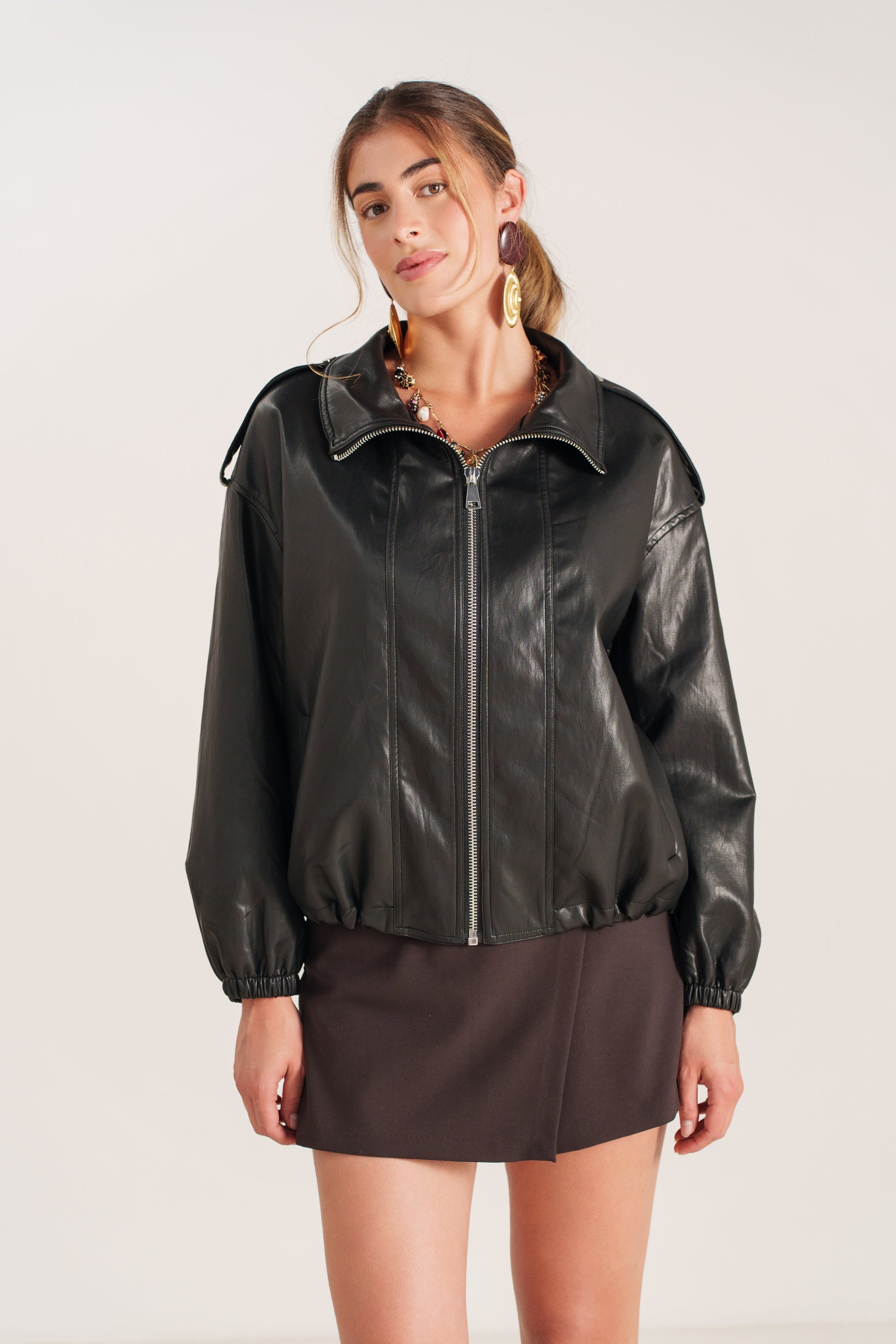 SYBILLE blouson mi-long similicuir col montant zippé noir femme - Escandelle Paris (portrait)
#couleur_noir