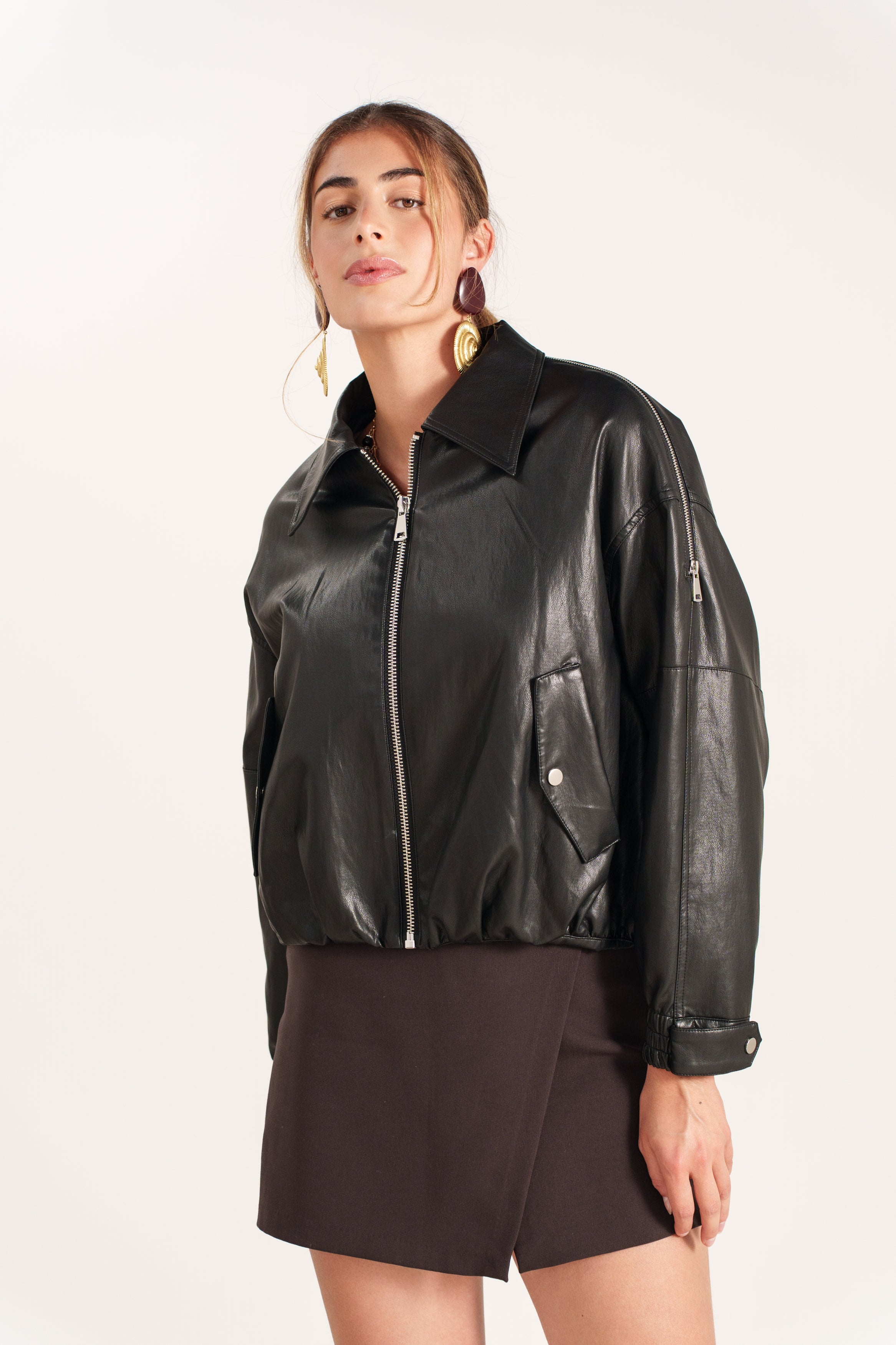 LILIANE blouson bomber similicuir col montant noir femme - Escandelle Paris (silhouette contre mur)
#couleur_noir