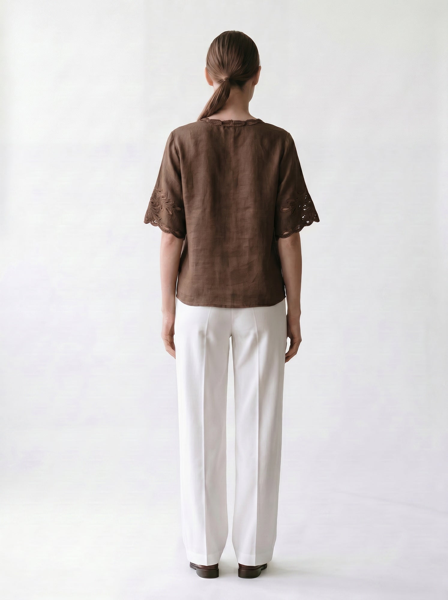 Blouse col V - Broderie anglaise - Manches courtes - EscandelleParis - Choco - Dos
#couleur_choco