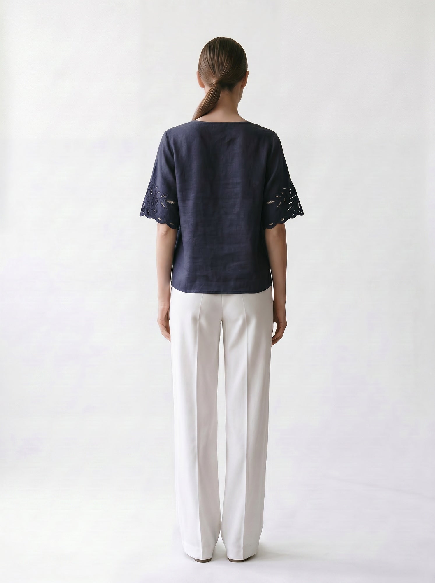 Blouse col V - Broderie anglaise - Manches courtes - EscandelleParis - Marine - Dos
#couleur_marine