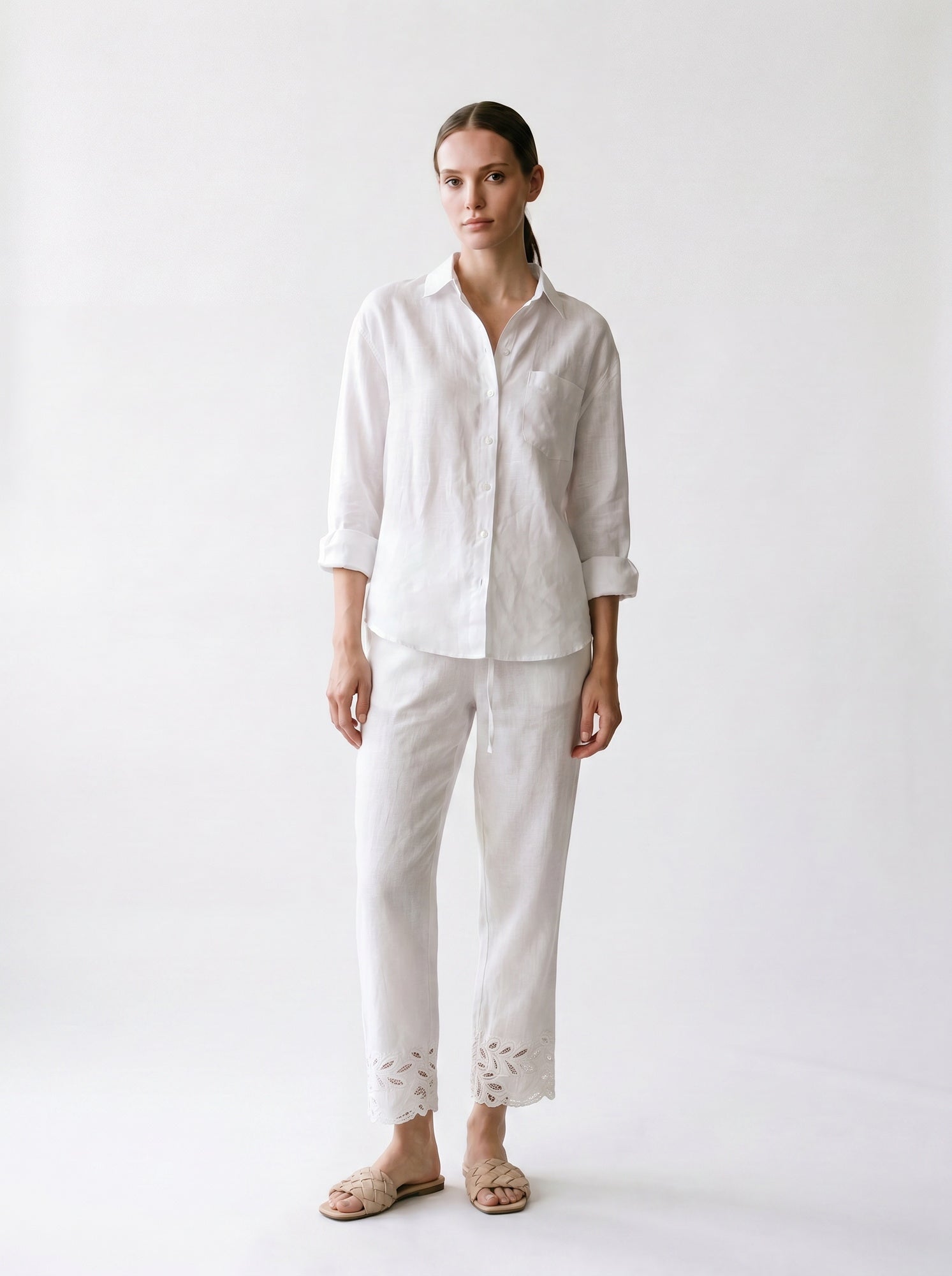 Pantalon droit - Broderie anglaise - Lacets et élastique à la taille - poches - EscandelleParis - Blanc - Devant
#couleur_blanc