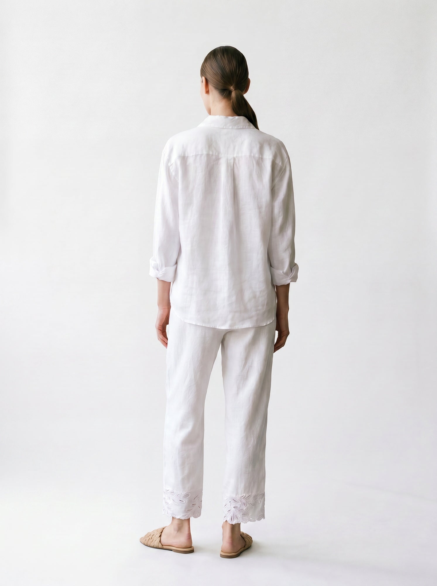 Pantalon droit - Broderie anglaise - Lacets et élastique à la taille - poches - EscandelleParis - Blanc - Dos
#couleur_blanc