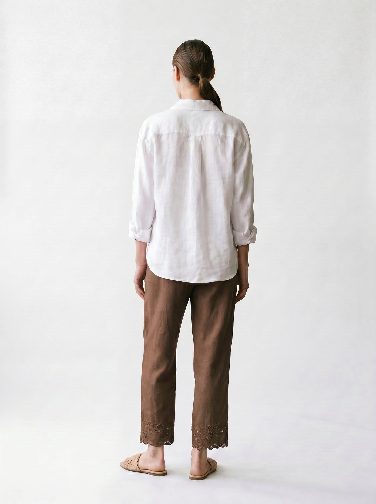 Pantalon droit - Broderie anglaise - Lacets et élastique à la taille - poches - EscandelleParis - Choco - Dos
#couleur_choco