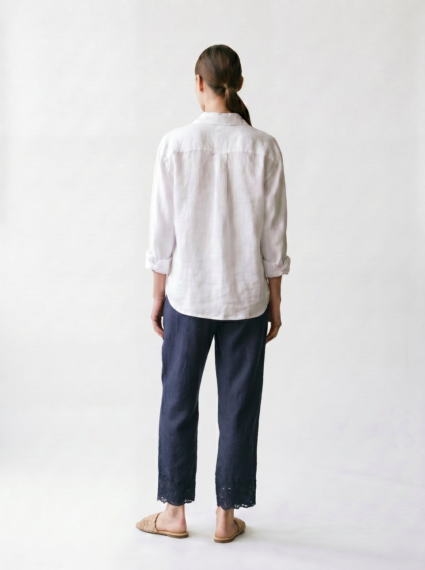Pantalon droit - Broderie anglaise - Lacets et élastique à la taille - poches - EscandelleParis - Marine - Dos
#couleur_marine