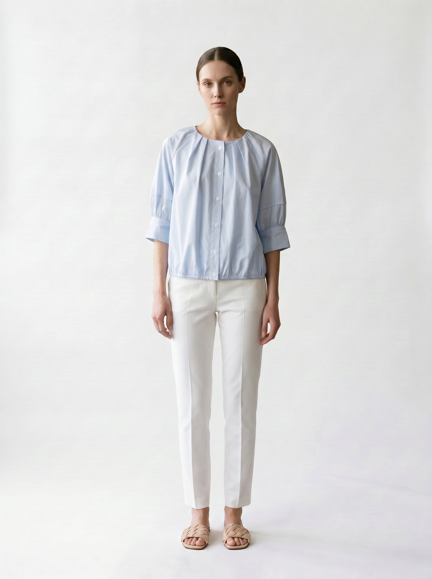 Blouse froncée - Manches 3/4 - Encolure arrondie - Découpes manches - Elastique bas - Boutonnière - EscandelleParis - Ciel- Devant
#couleur_ciel