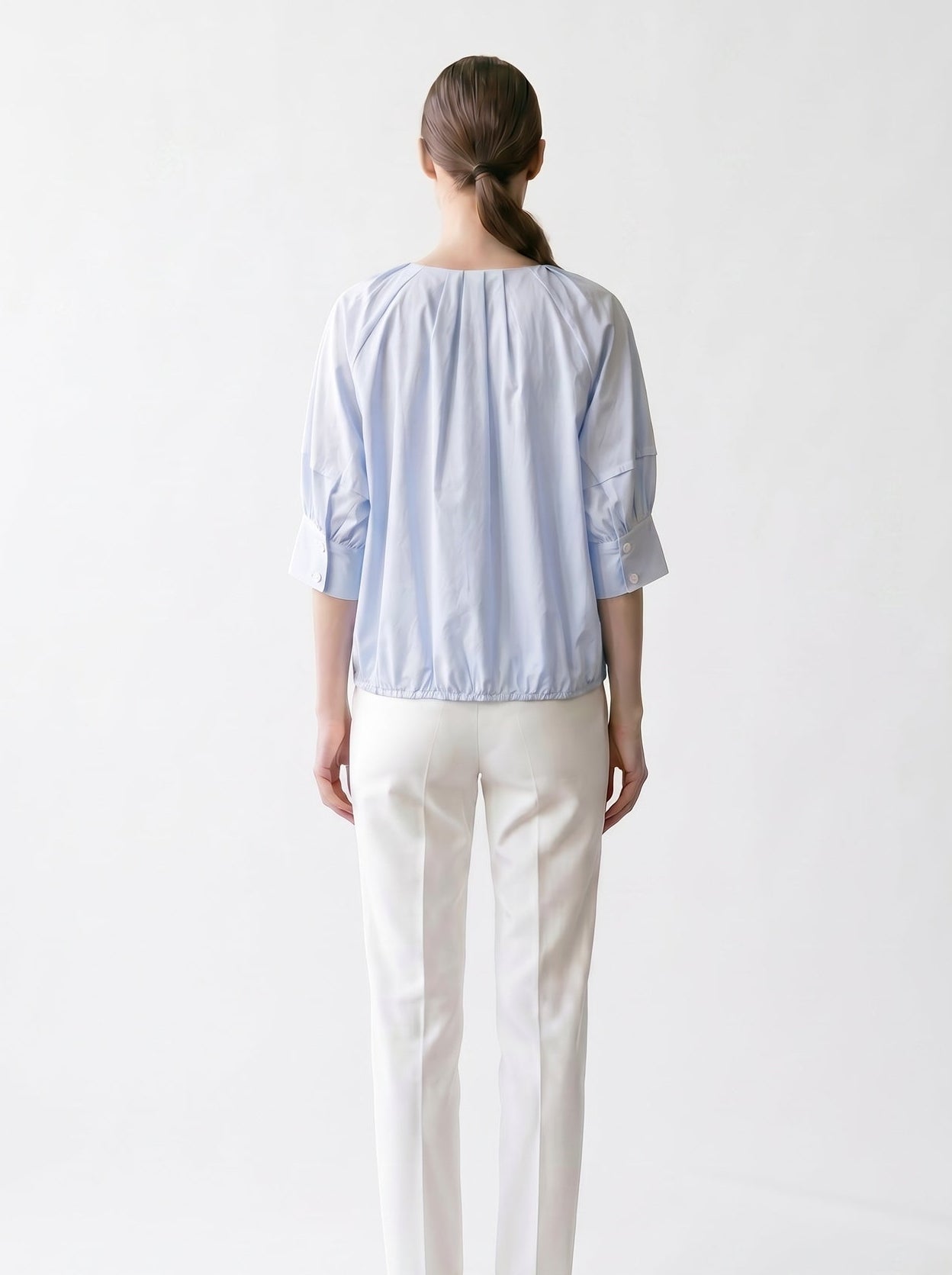 Blouse froncée - Manches 3/4 - Encolure arrondie - Découpes manches - Elastique bas - Boutonnière - EscandelleParis - Ciel- Dos
#couleur_ciel
