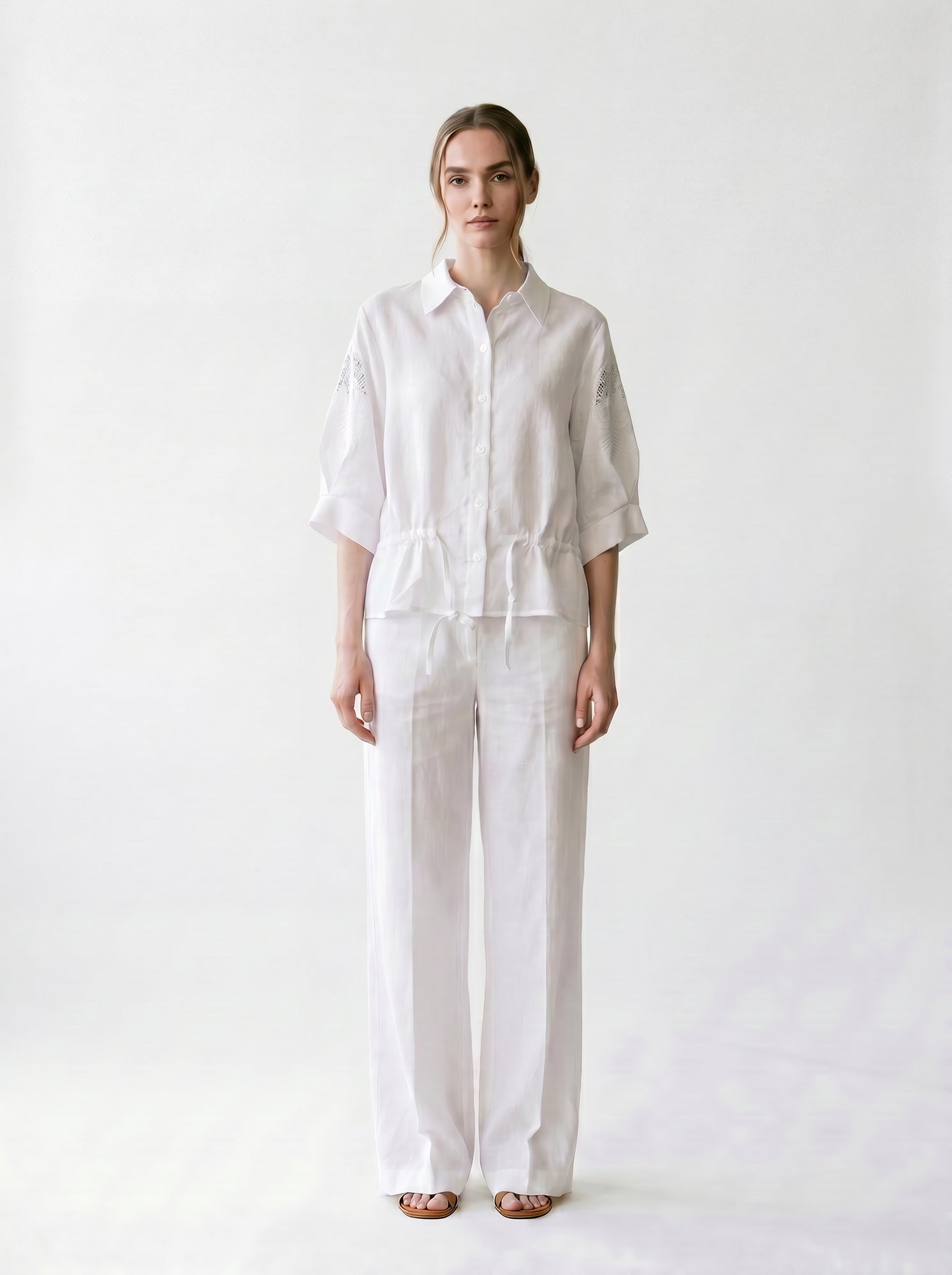 Chemisier chic - Broderie Anglaise - Manches 3/4 - Col français - Lacets à la taille - EscandelleParis - Blanc - Devant
#couleur_blanc
