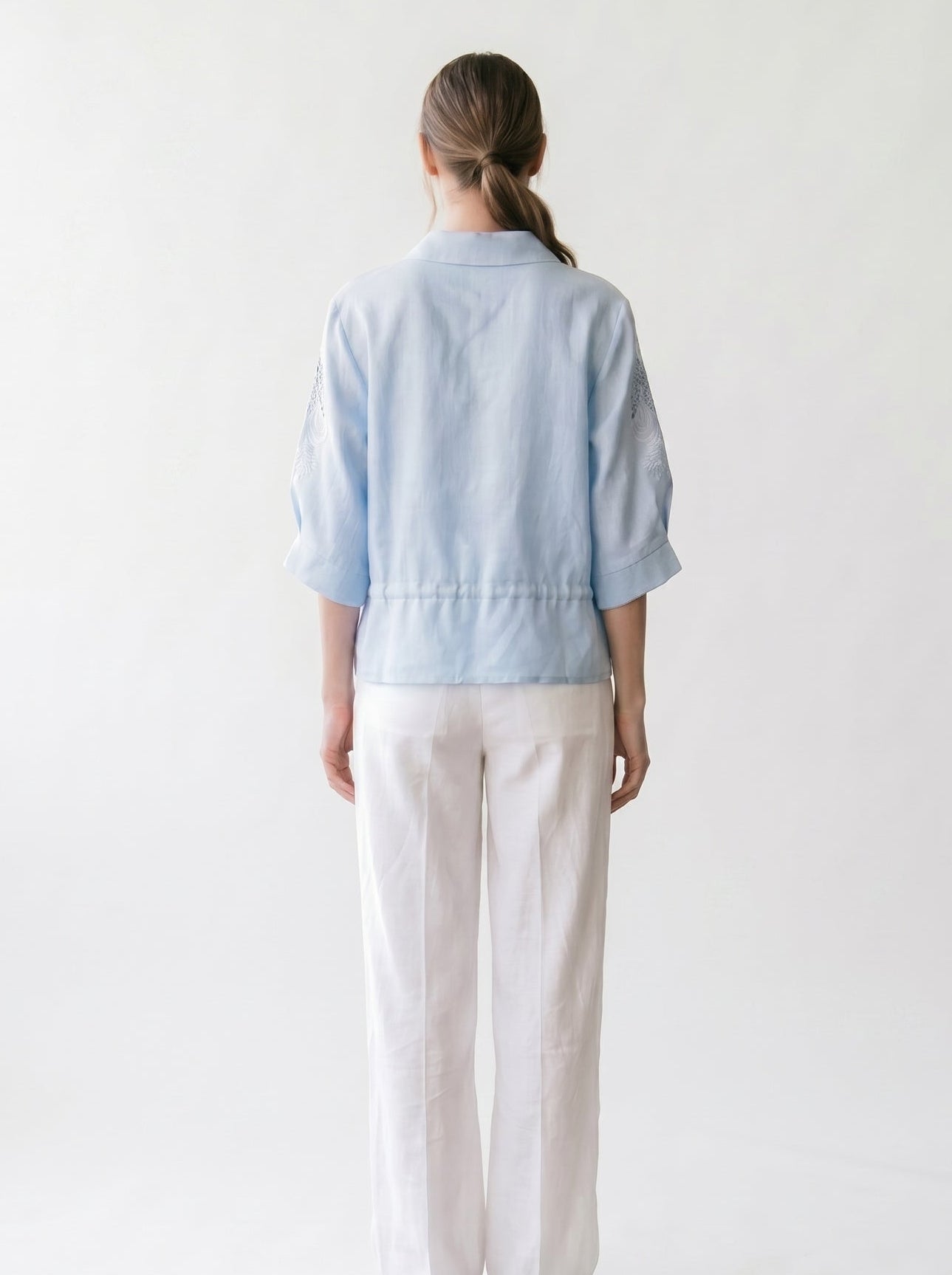 Chemisier chic - Broderie Anglaise - Manches 3/4 - Col français - Lacets à la taille - EscandelleParis - Ciel - Dos
#couleur_ciel
